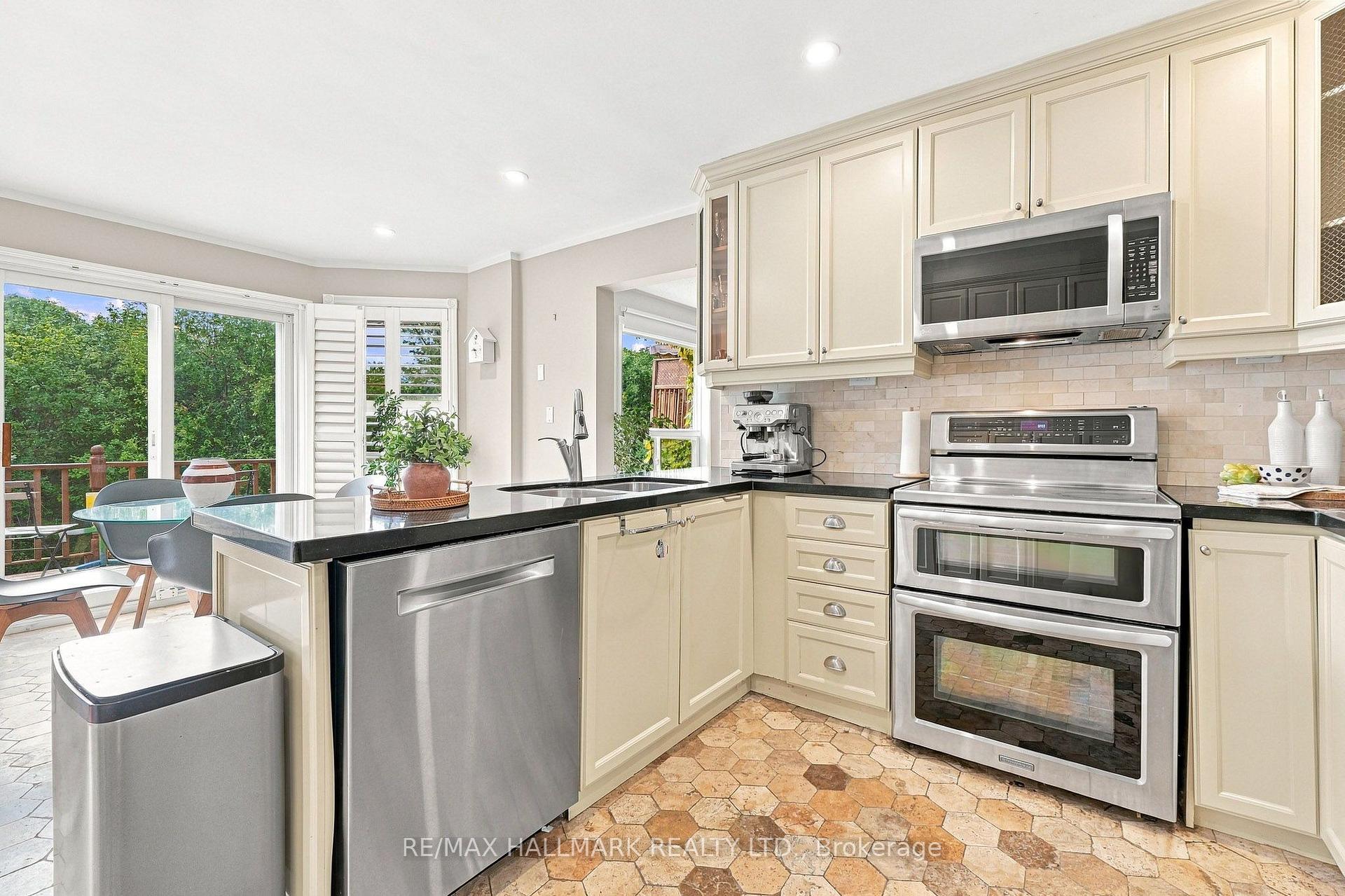 Photo 9 of 1246 Winterbourne Drive, Oakville, Clearview — HOMEH