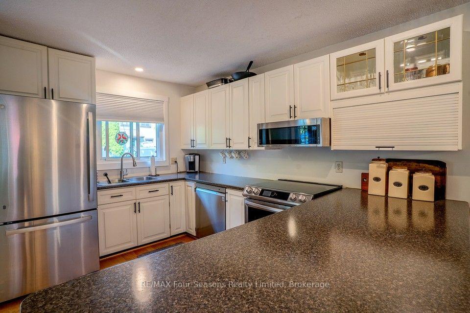 Photo 4 of 158 Escarpment Crescent, Collingwood — HOMEH