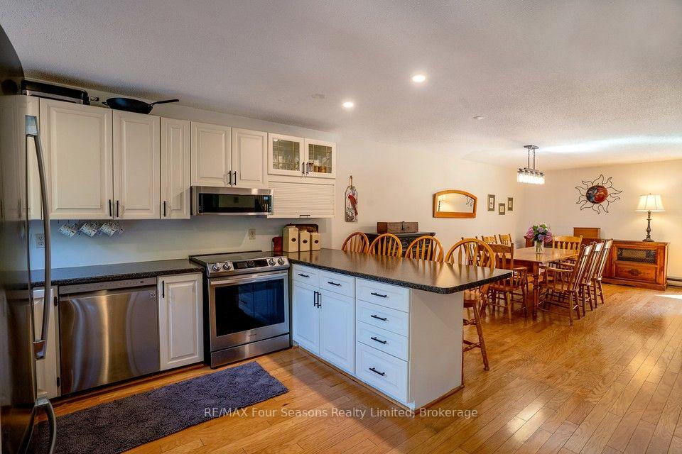 Photo 6 of 158 Escarpment Crescent, Collingwood — HOMEH