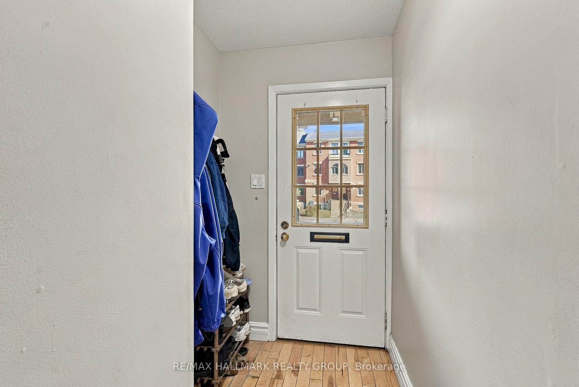 Photo 3 of 28 Crispin Private, Ottawa, Manor Park — HOMEH