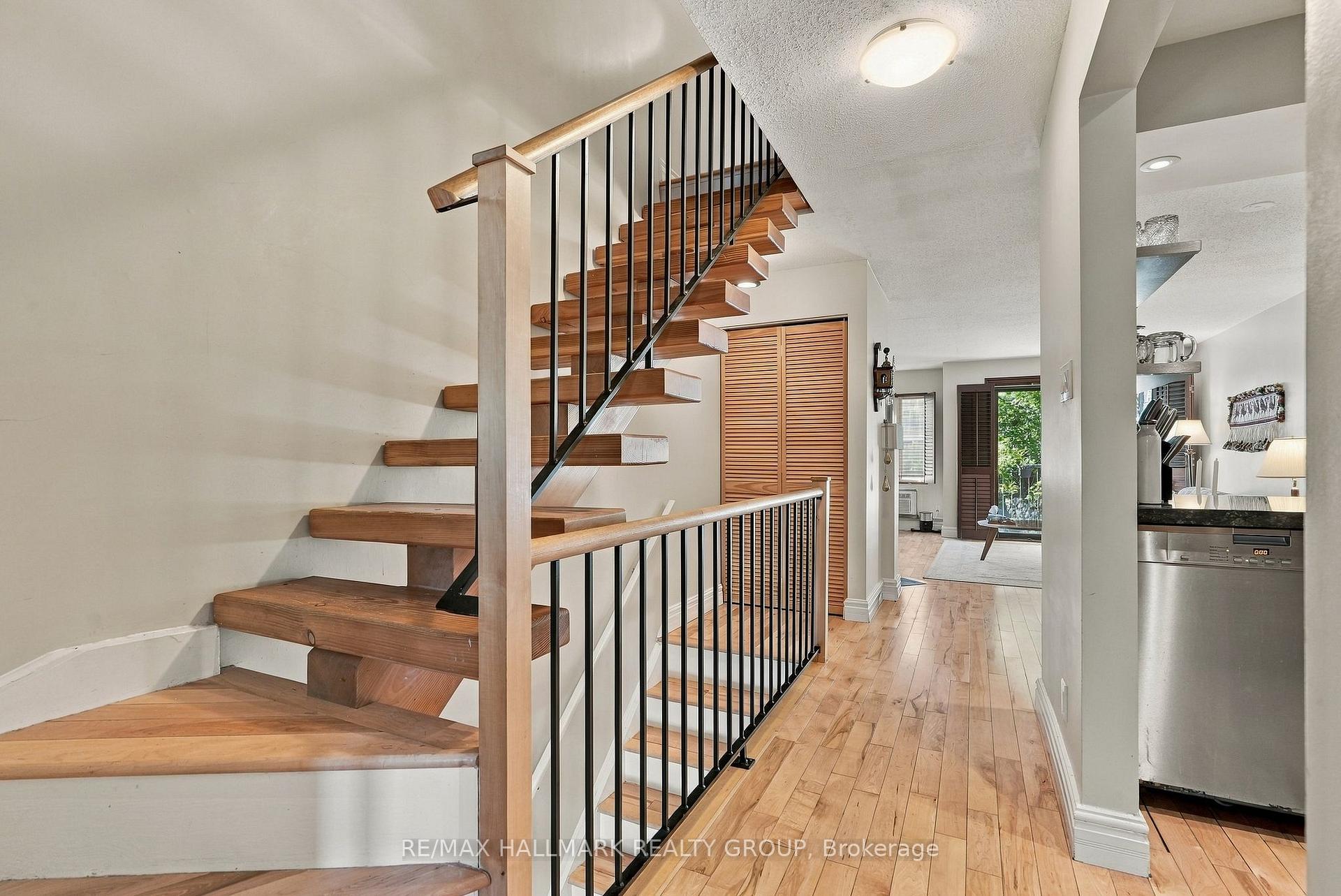 Photo 4 of 28 Crispin Private, Ottawa, Manor Park — HOMEH