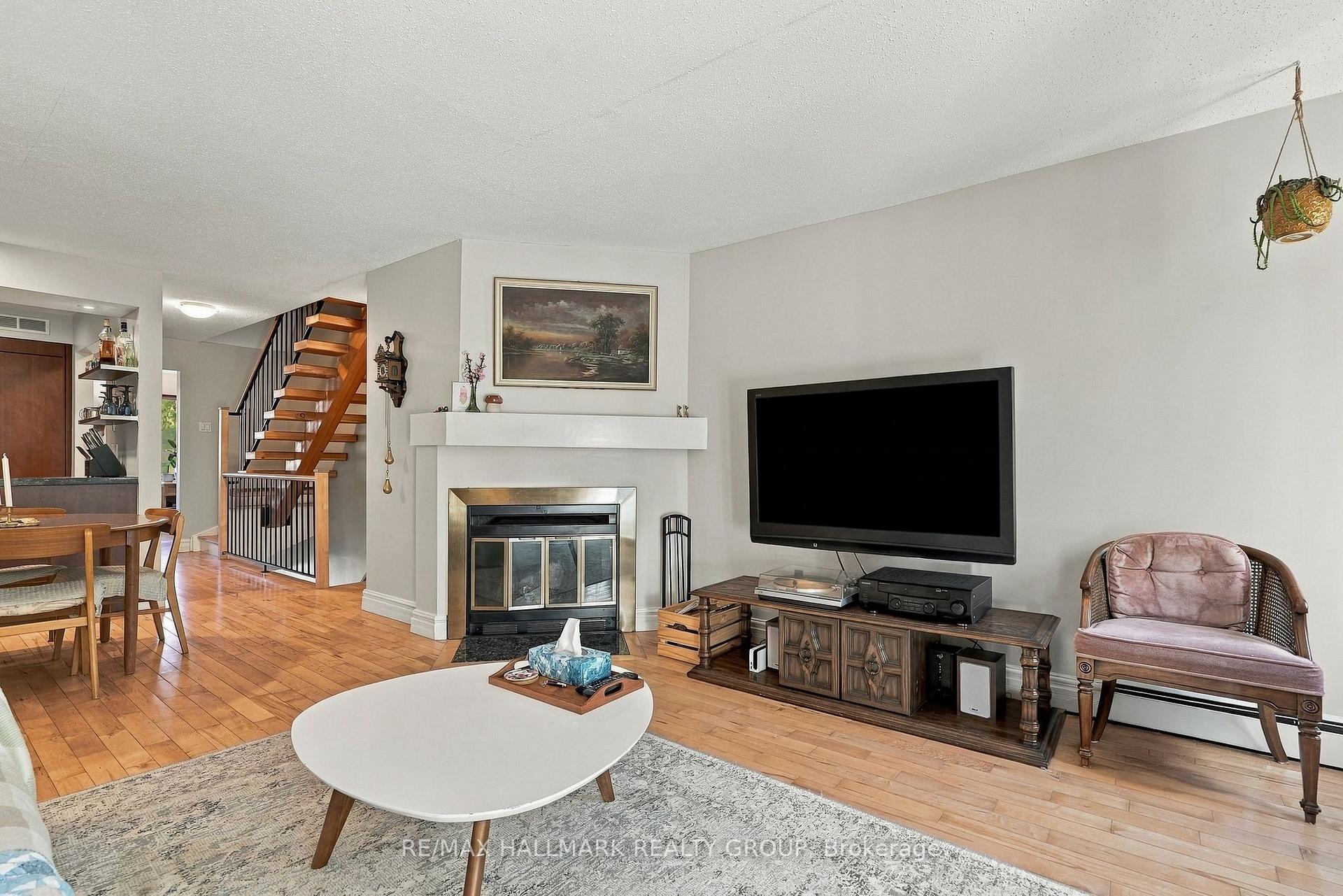 Photo 5 of 28 Crispin Private, Ottawa, Manor Park — HOMEH