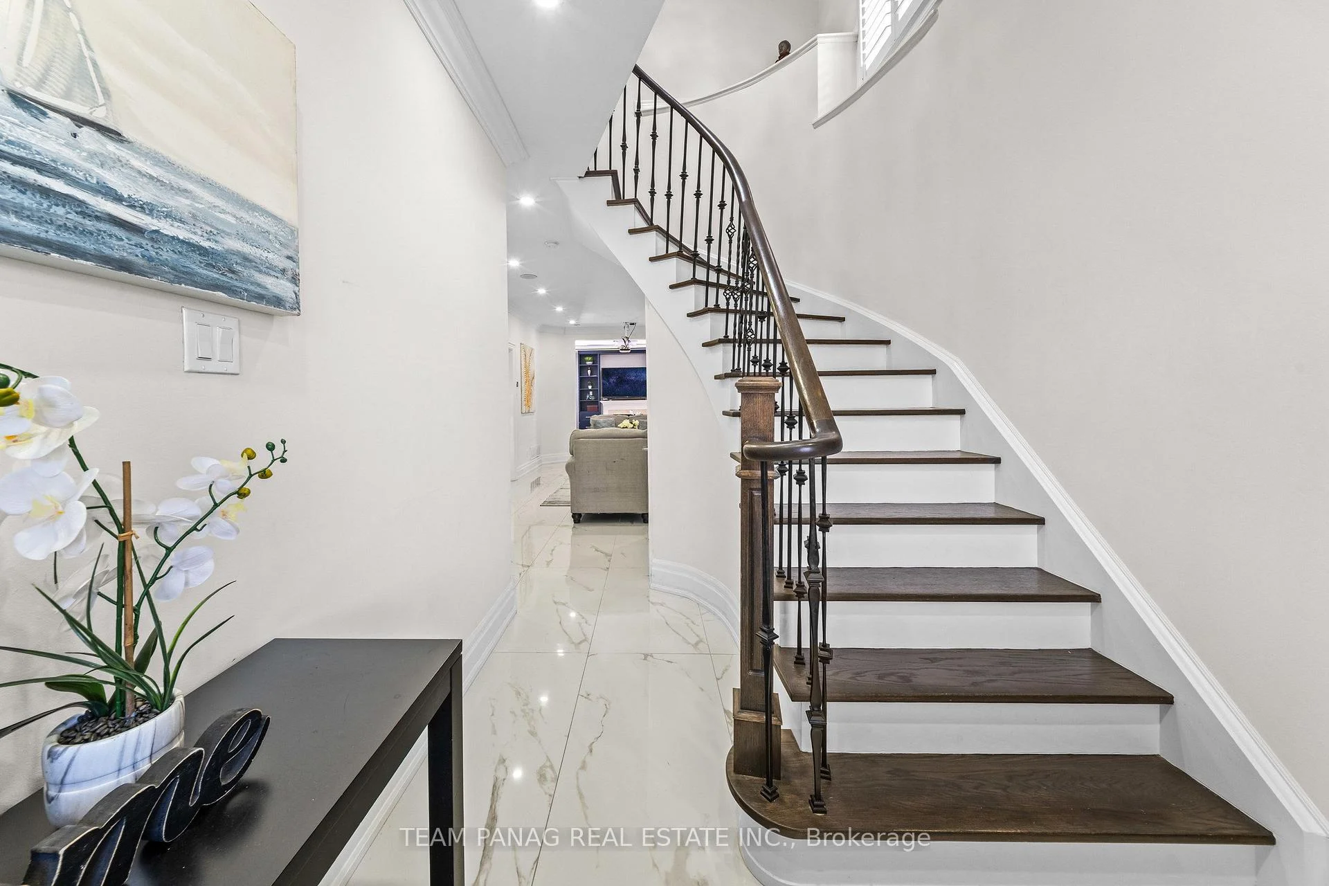 Photo 4 of 22 Bellflower Lane, Brampton, Bramalea North Industrial — HOMEH