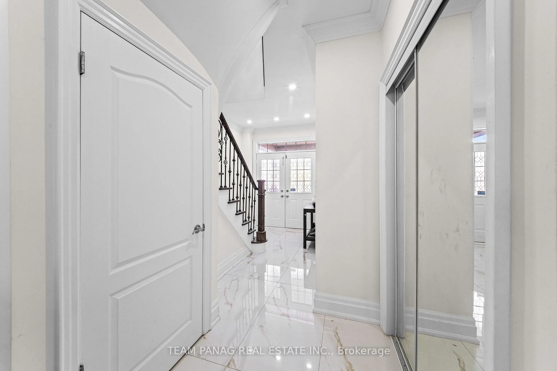 Photo 5 of 22 Bellflower Lane, Brampton, Bramalea North Industrial — HOMEH