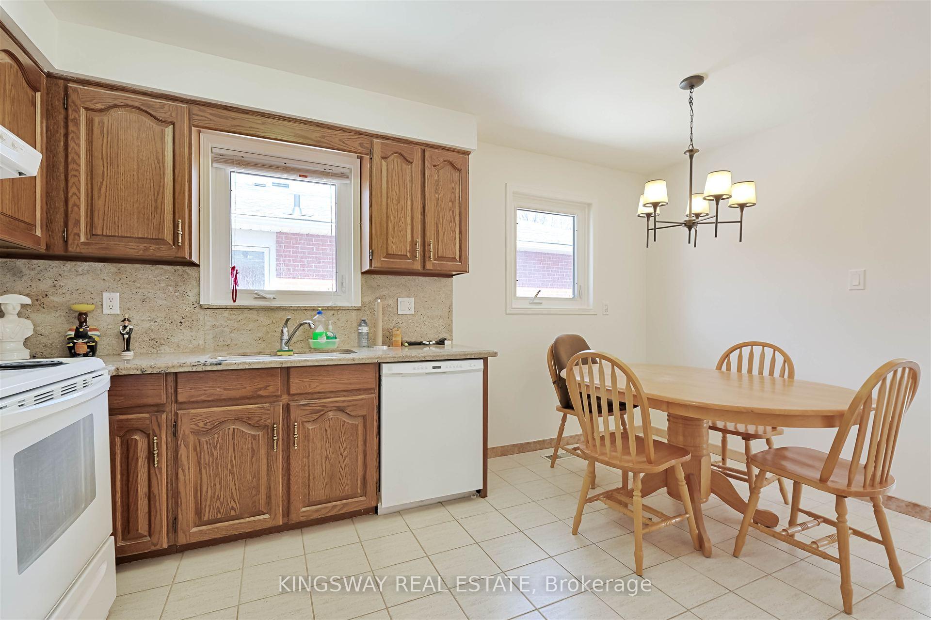 Photo 4 of 184 Edmonton Drive, North York, Pleasant View — HOMEH