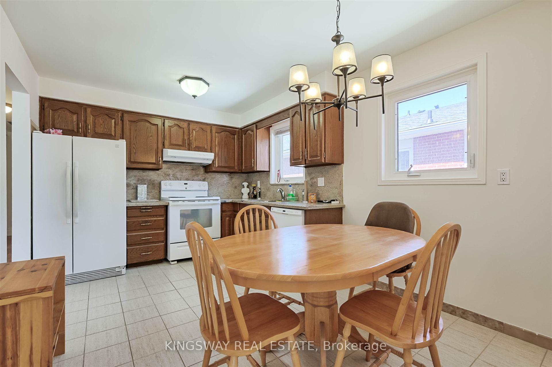 Photo 5 of 184 Edmonton Drive, North York, Pleasant View — HOMEH
