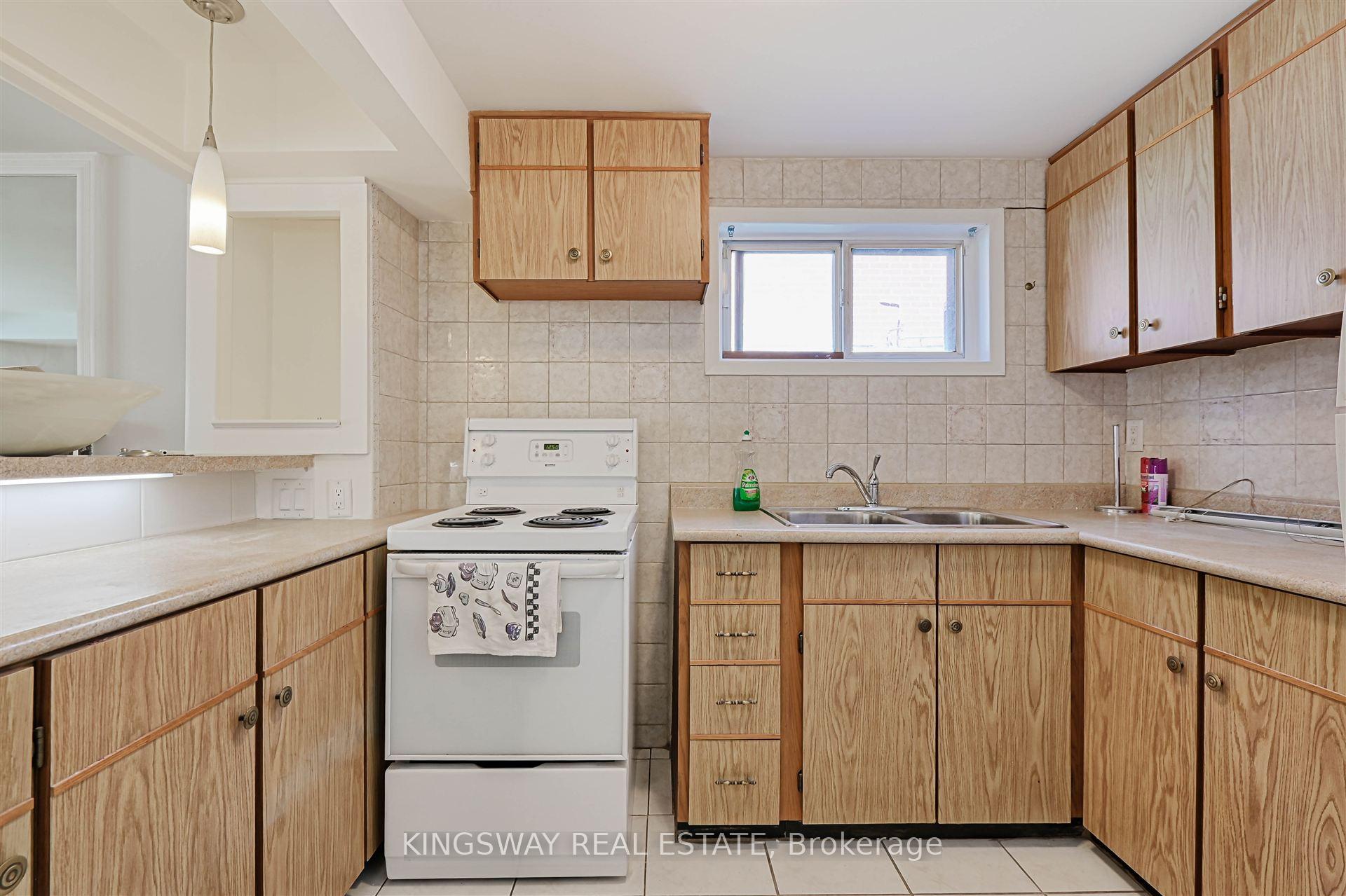 Photo 18 of 184 Edmonton Drive, North York, Pleasant View — HOMEH