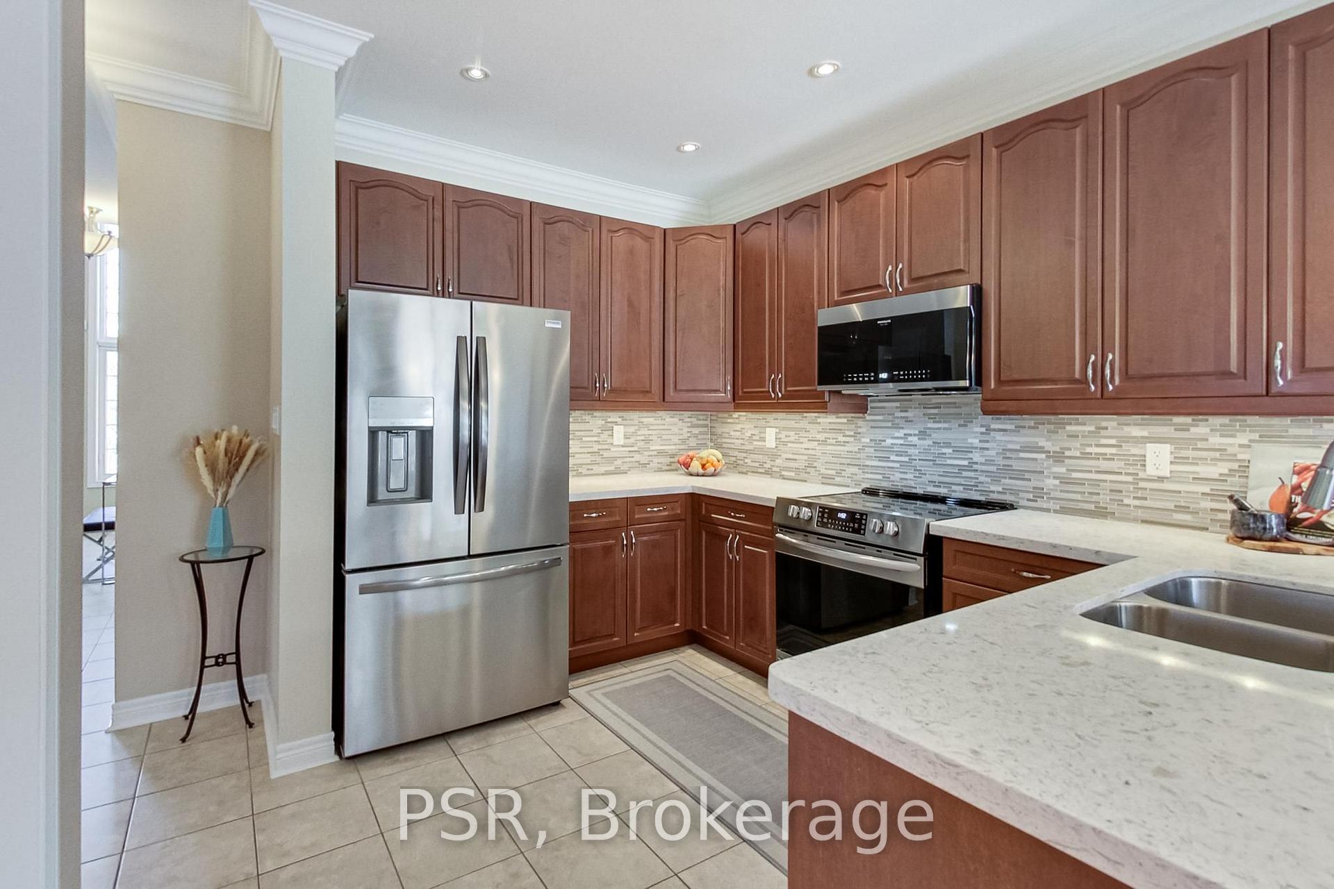 Photo 16 of 9 White Beach Crescent, Vaughan, Patterson — HOMEH