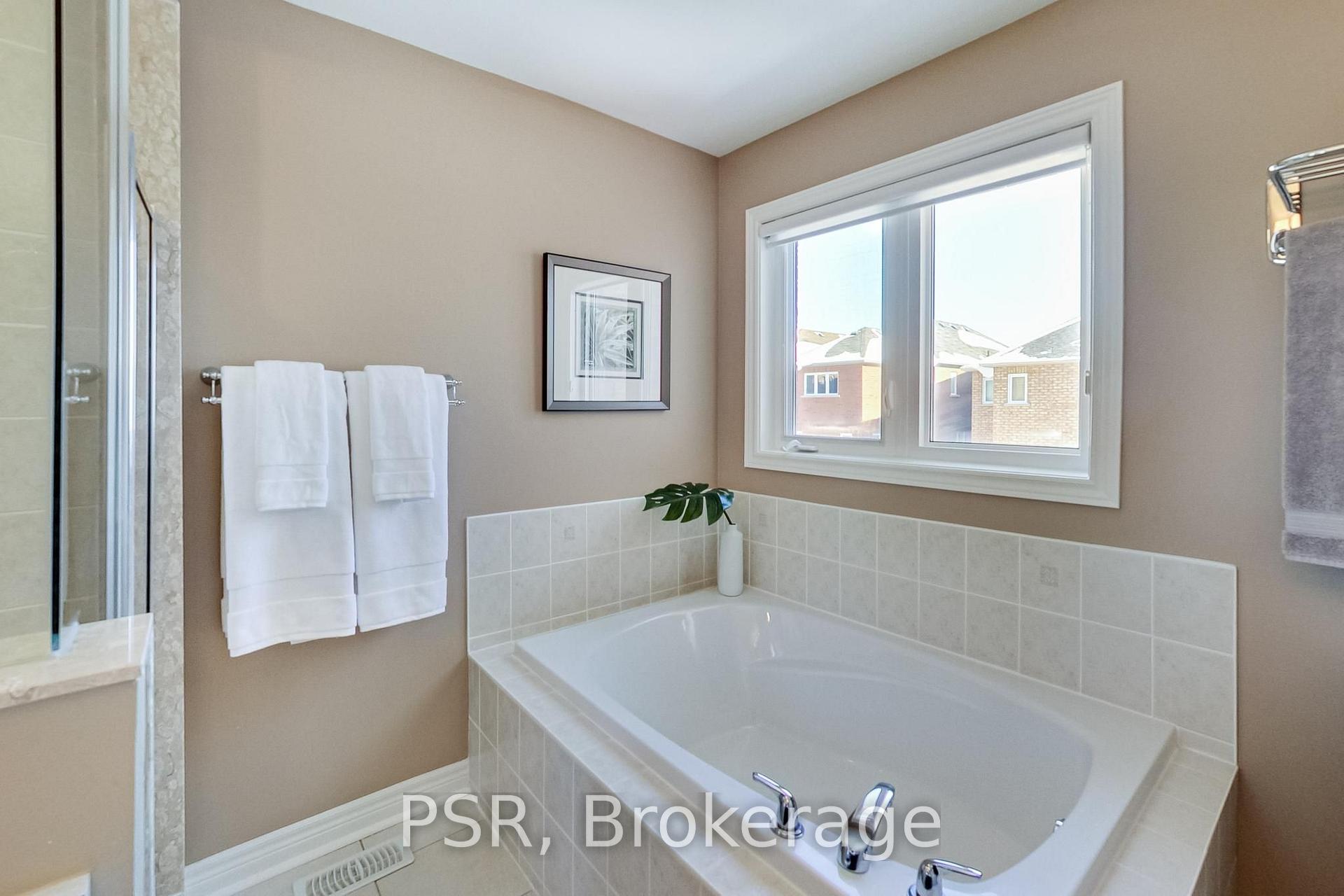 Photo 27 of 9 White Beach Crescent, Vaughan, Patterson — HOMEH
