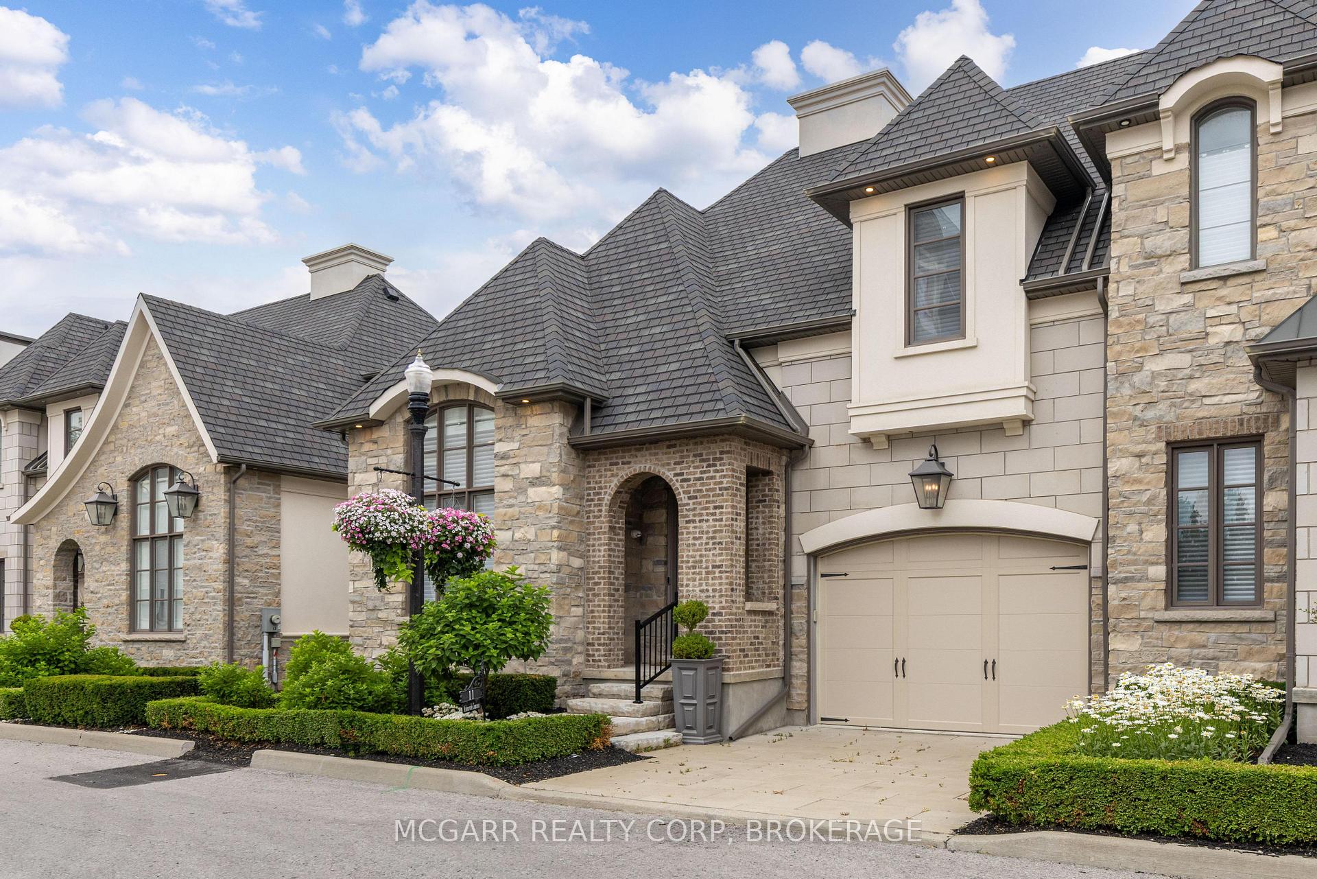 Photo 2 of 11 Arbourvale Common, St. Catharines, Glendale/Glenridge — HOMEH