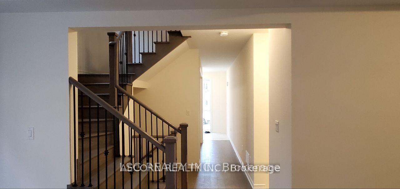 Photo 3 of 209 Thompson Drive, East Gwillimbury, Holland Landing — HOMEH
