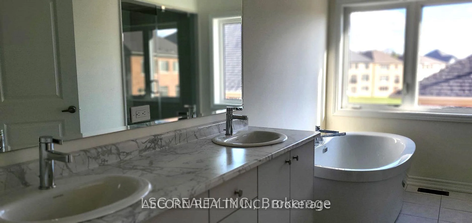 Photo 14 of 209 Thompson Drive, East Gwillimbury, Holland Landing — HOMEH