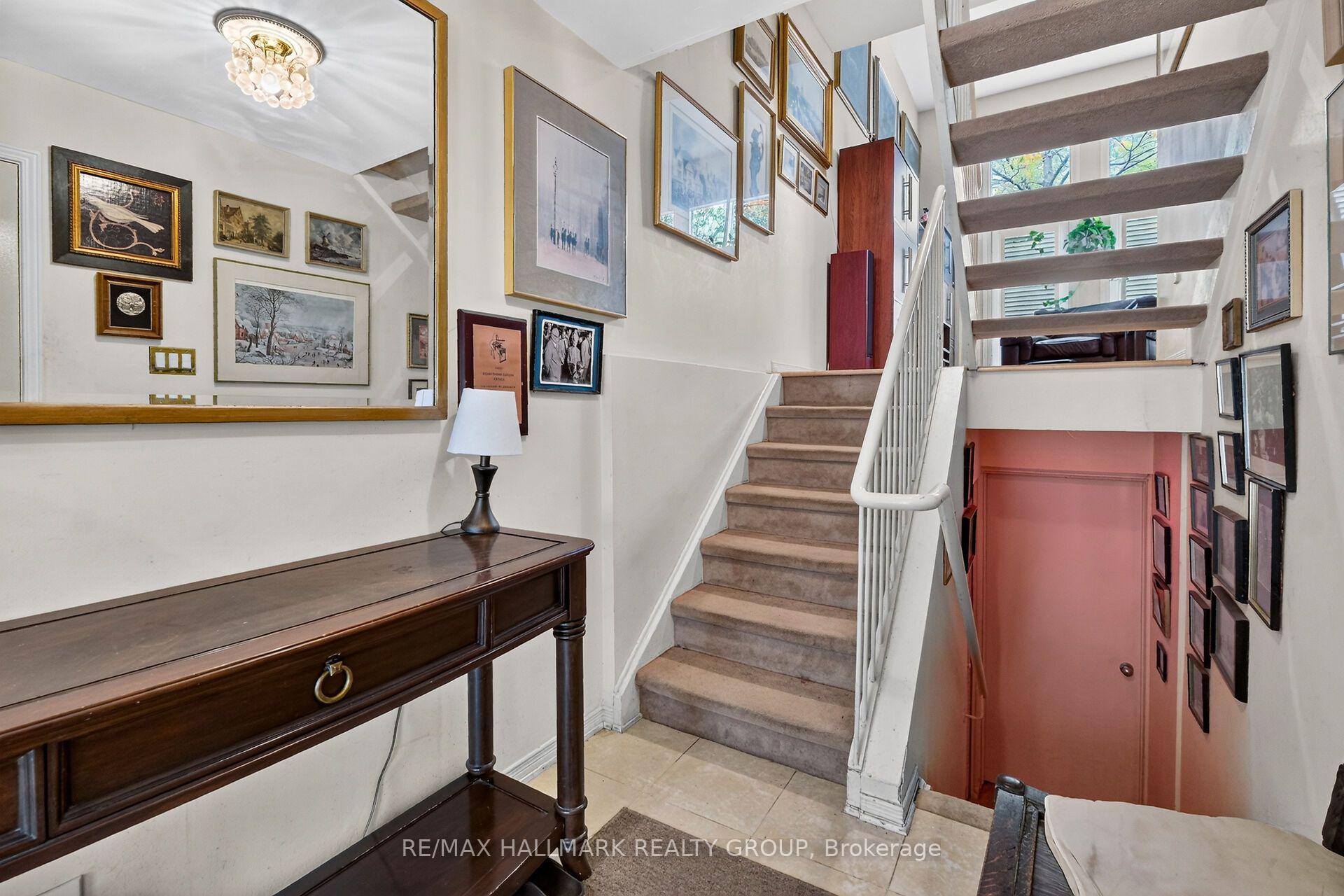Photo 5 of Unit 2, 121 Mackay Street, Ottawa, New Edinburgh — HOMEH