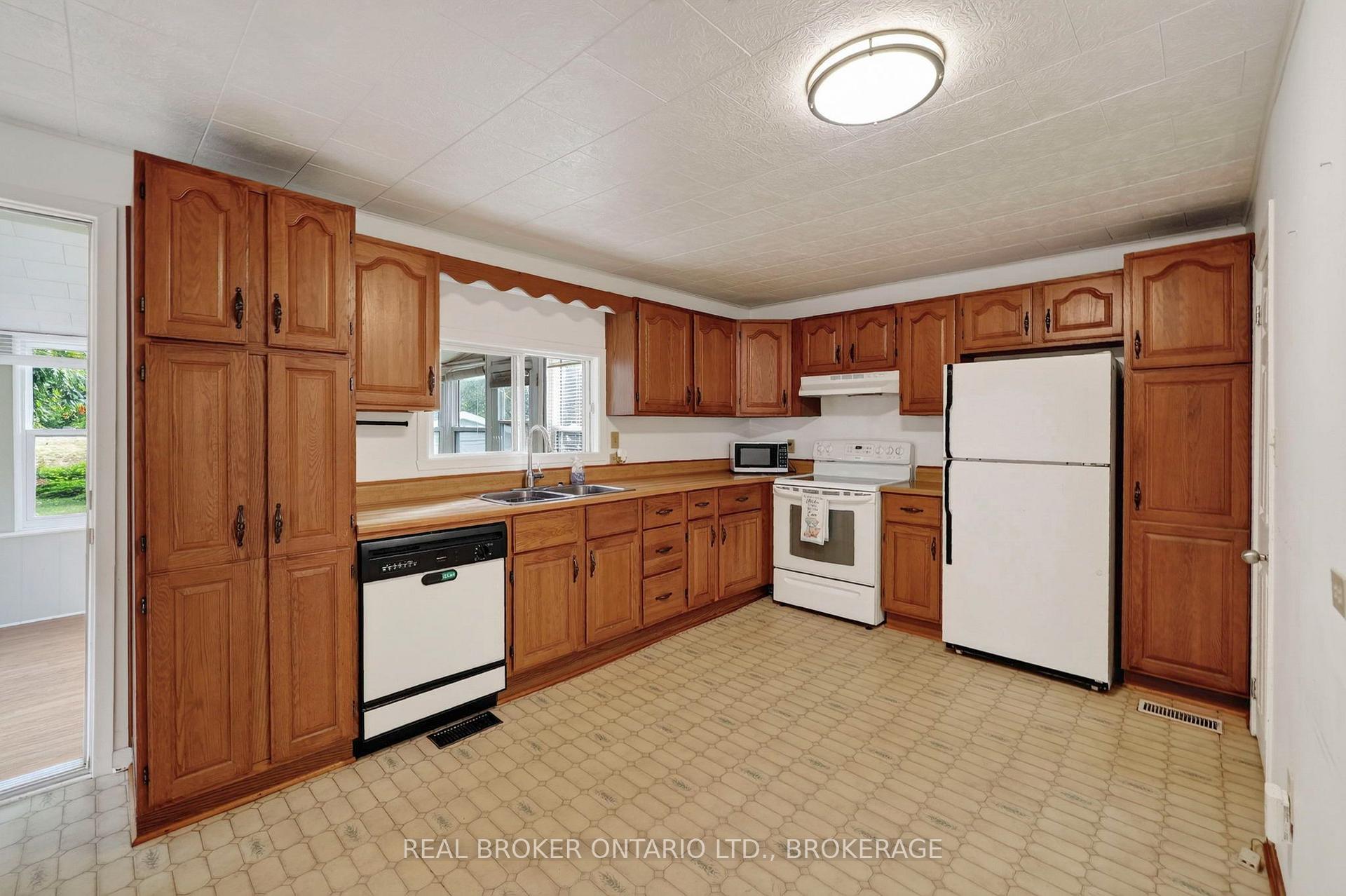 Photo 11 of 311 Hoople Avenue, Cornwall, Cornwall — HOMEH