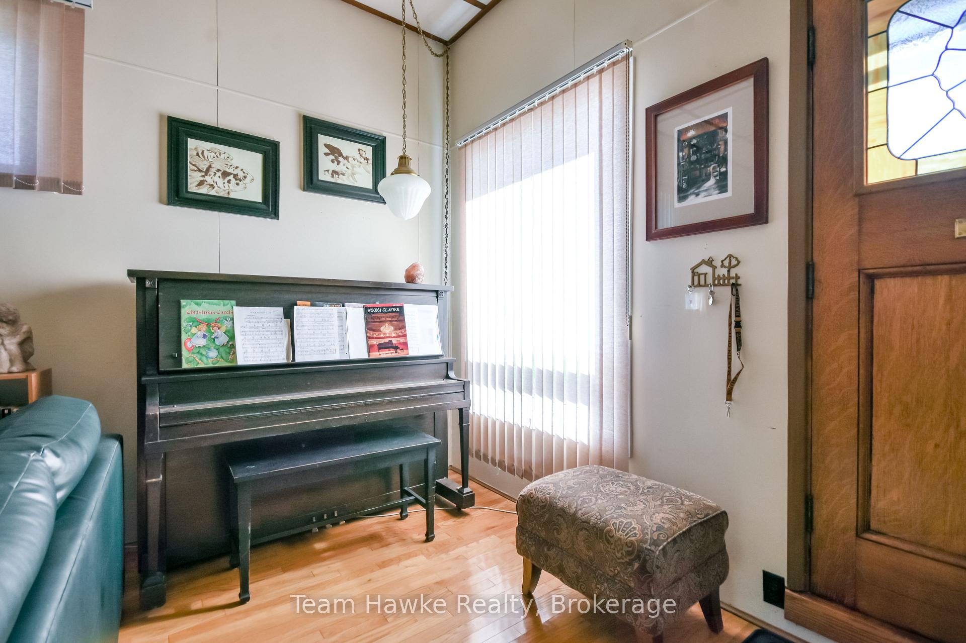 Photo 7 of 71 Edward Street, Penetanguishene — HOMEH