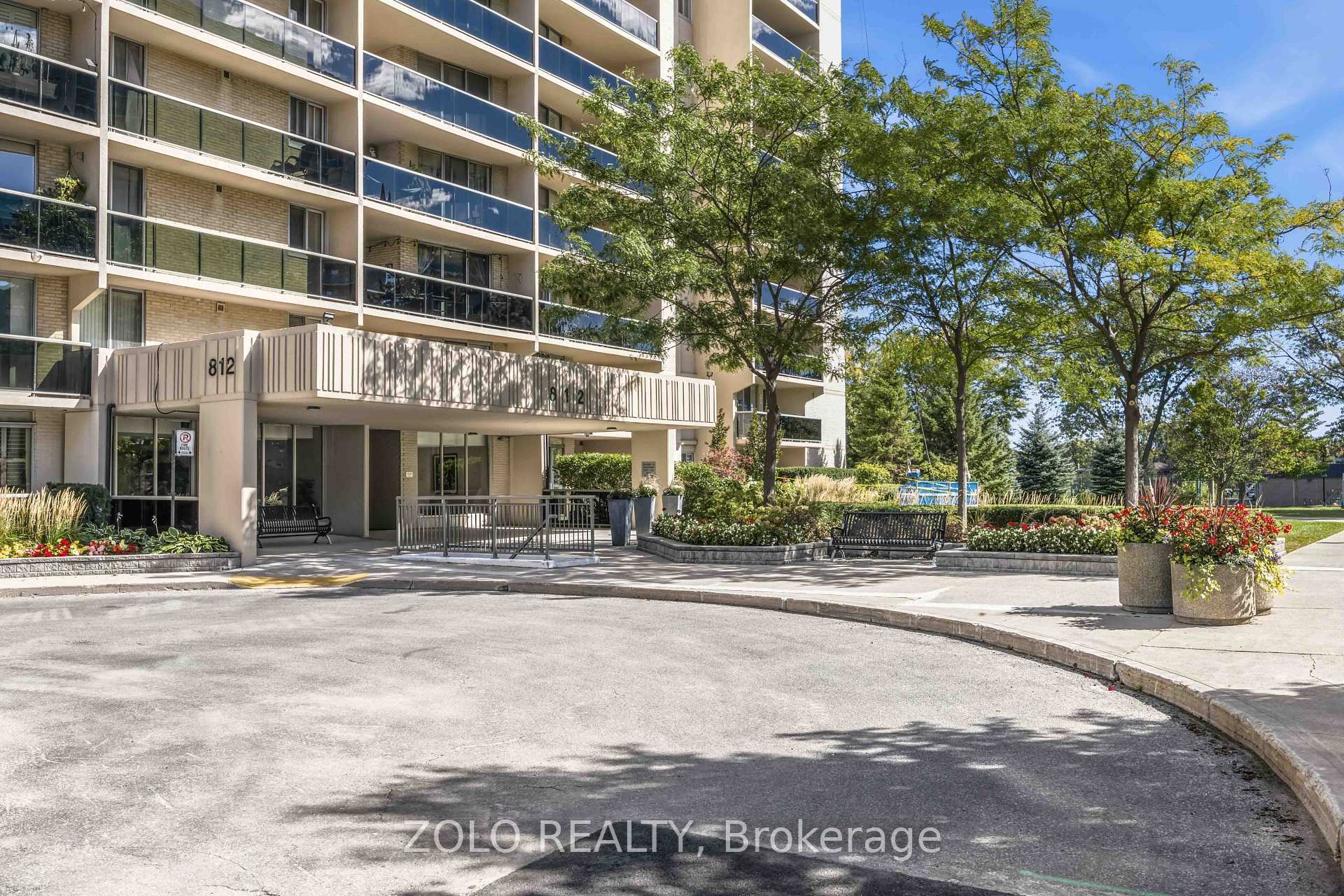 Photo 3 of Unit 2003, 812 Burnhamthorpe Road, Etobicoke, Markland Wood — HOMEH