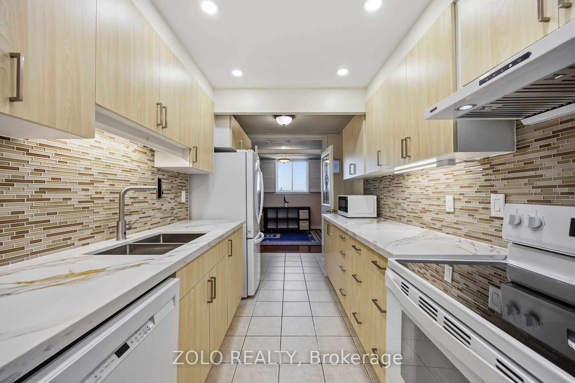 Photo 6 of Unit 2003, 812 Burnhamthorpe Road, Etobicoke, Markland Wood — HOMEH