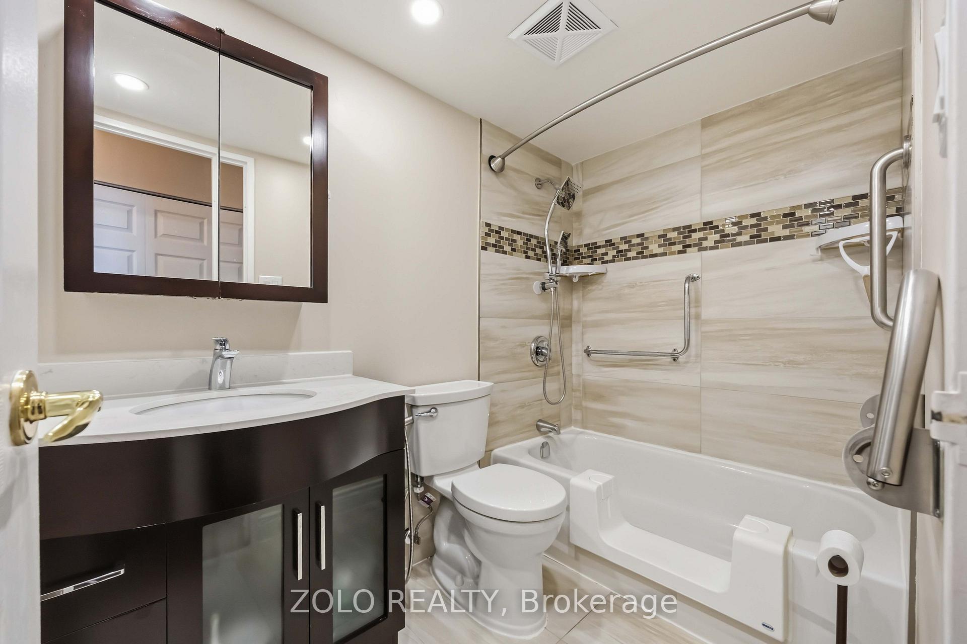 Photo 10 of Unit 2003, 812 Burnhamthorpe Road, Etobicoke, Markland Wood — HOMEH