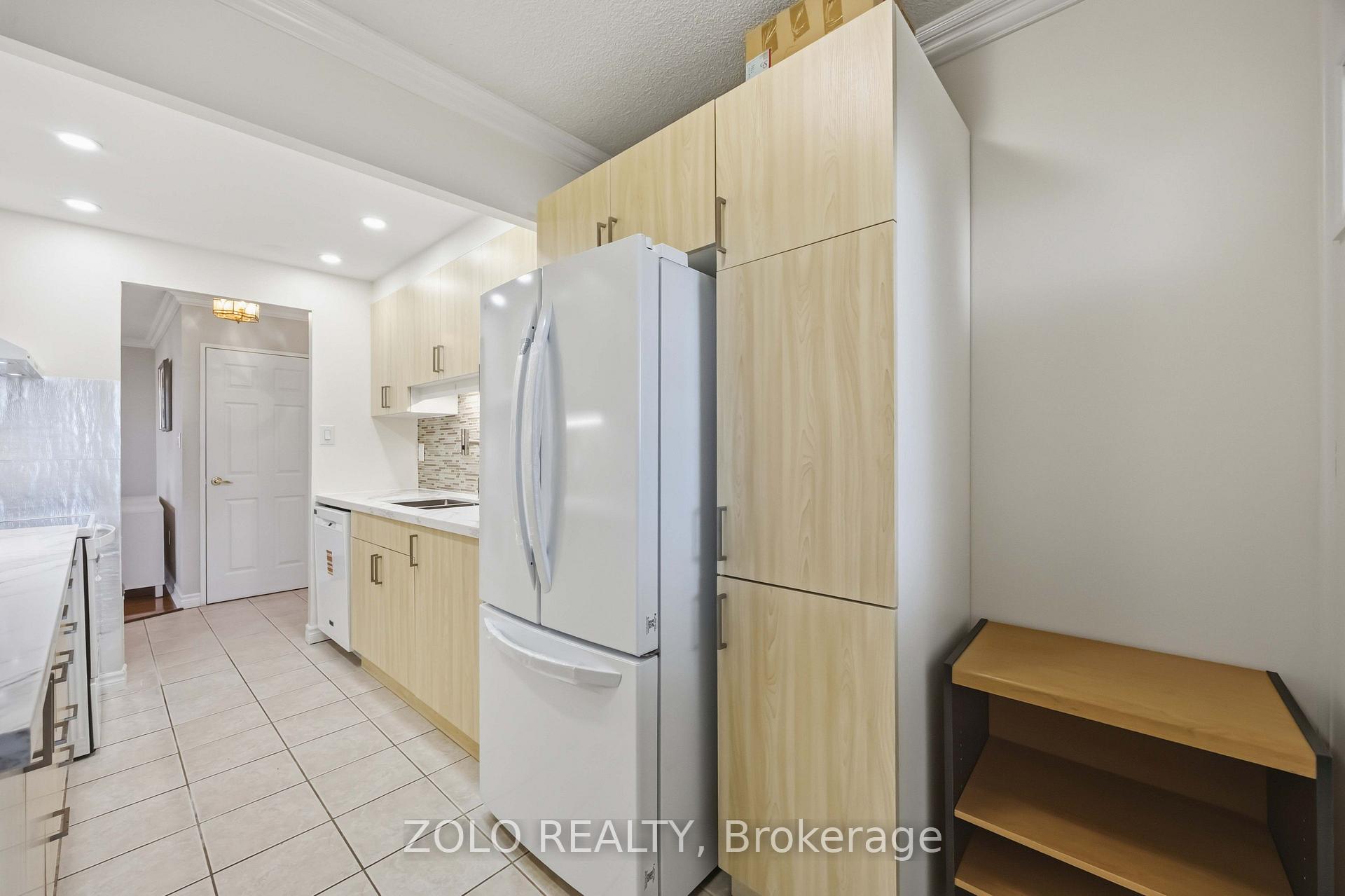 Photo 17 of Unit 2003, 812 Burnhamthorpe Road, Etobicoke, Markland Wood — HOMEH