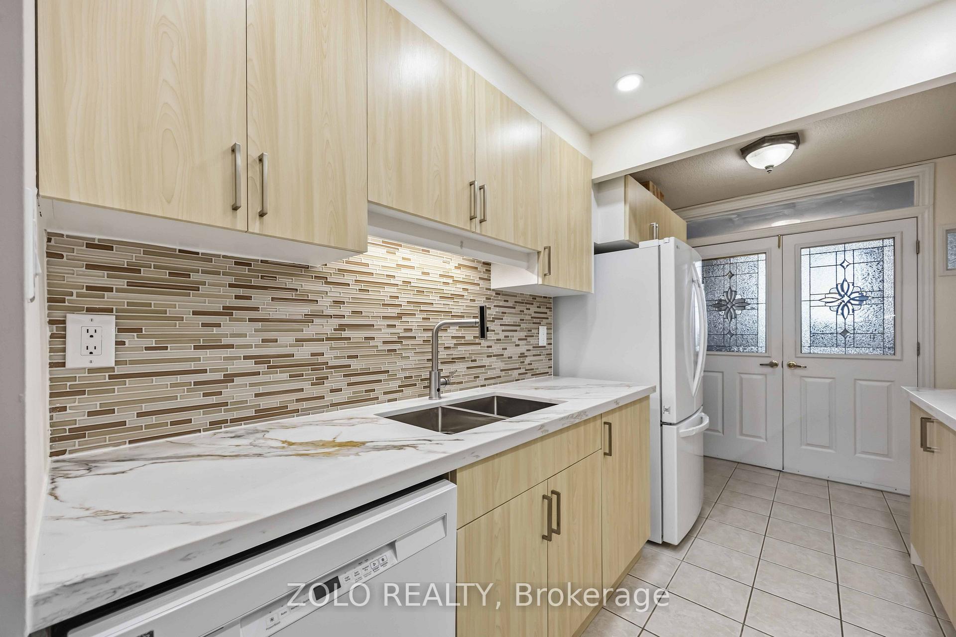 Photo 18 of Unit 2003, 812 Burnhamthorpe Road, Etobicoke, Markland Wood — HOMEH