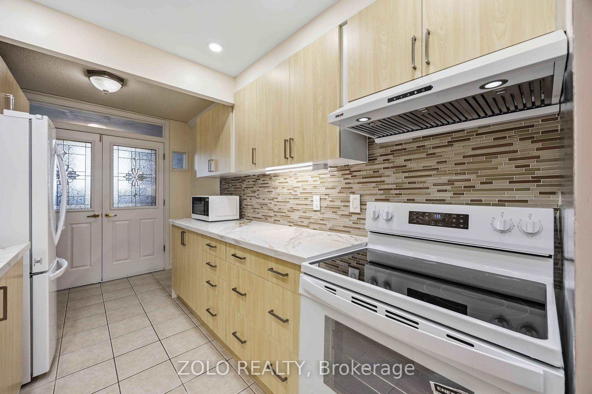Photo 20 of Unit 2003, 812 Burnhamthorpe Road, Etobicoke, Markland Wood — HOMEH