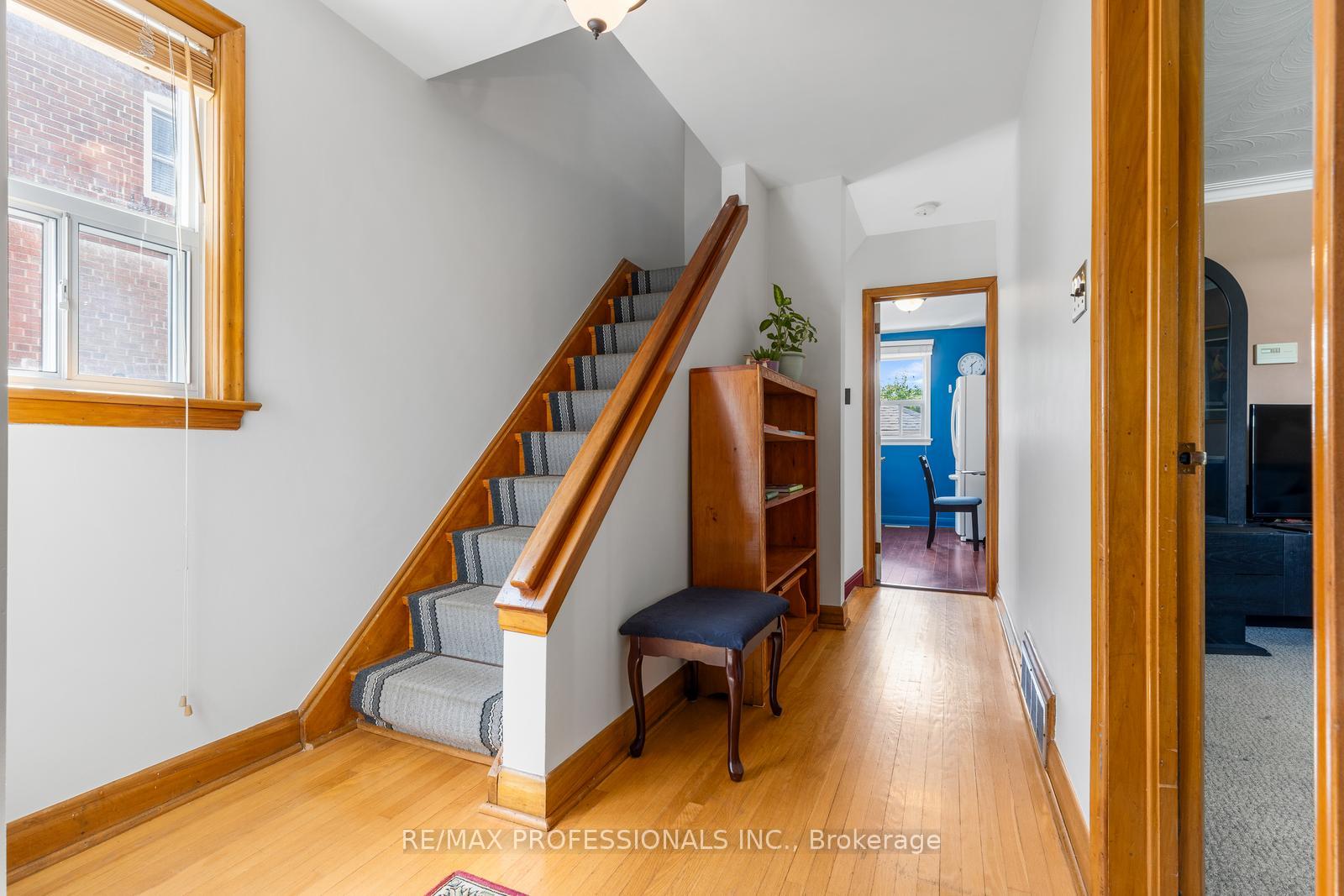 Photo 3 of 122 Treeview Drive, Etobicoke, Alderwood — HOMEH