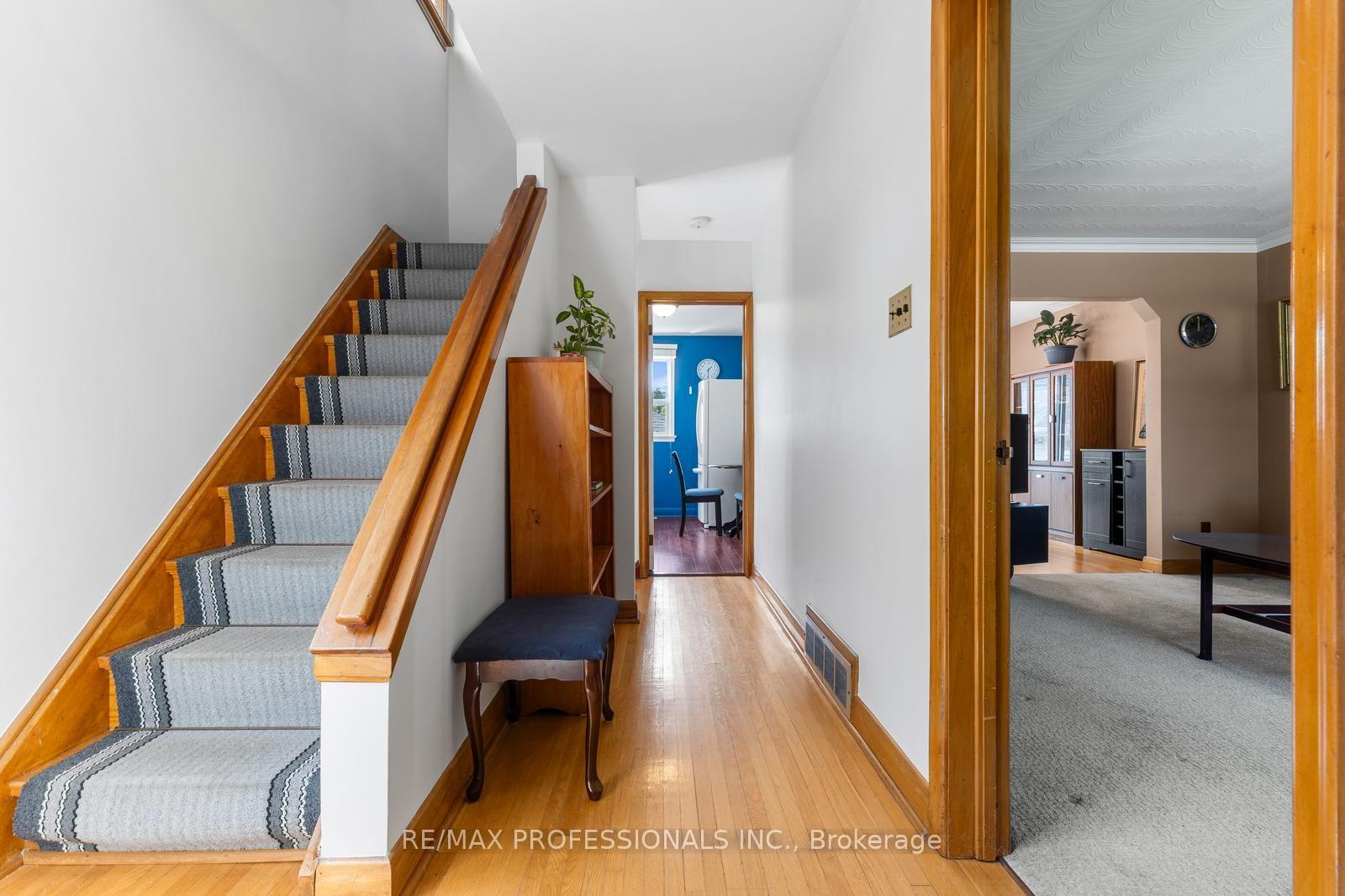 Photo 4 of 122 Treeview Drive, Etobicoke, Alderwood — HOMEH