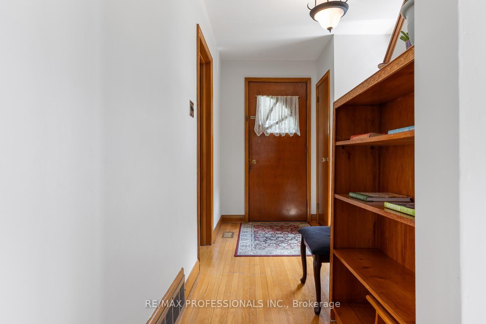Photo 5 of 122 Treeview Drive, Etobicoke, Alderwood — HOMEH