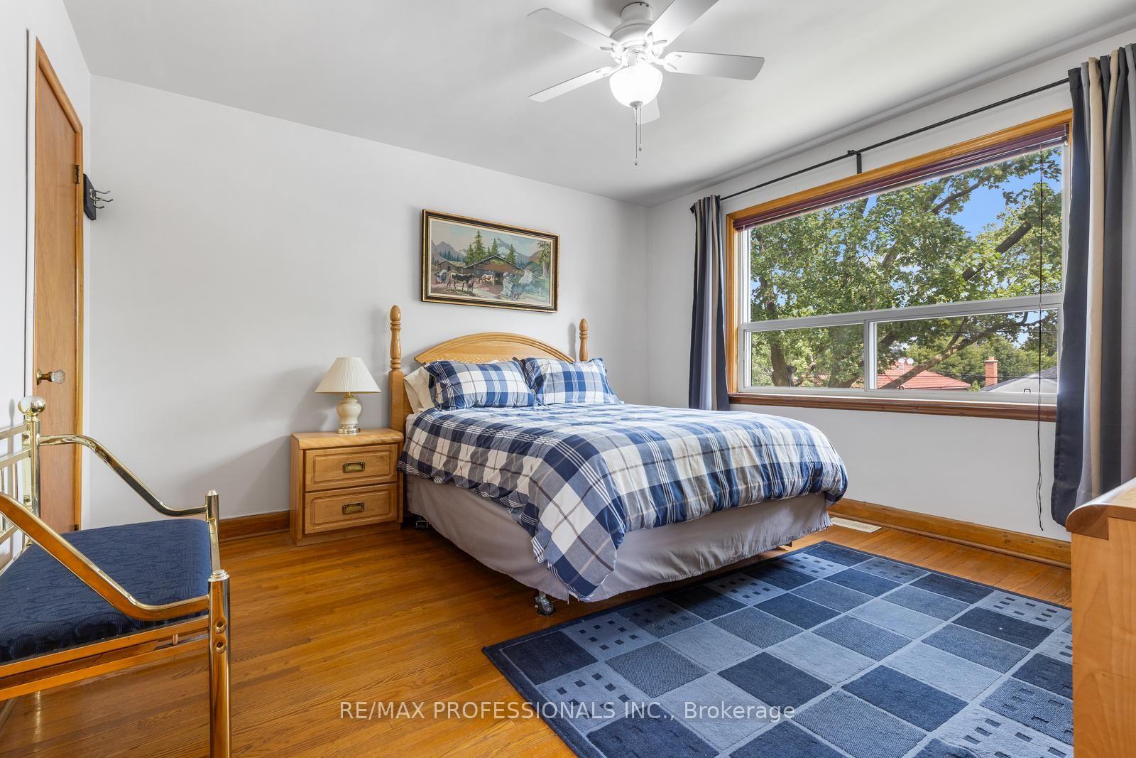 Photo 14 of 122 Treeview Drive, Etobicoke, Alderwood — HOMEH