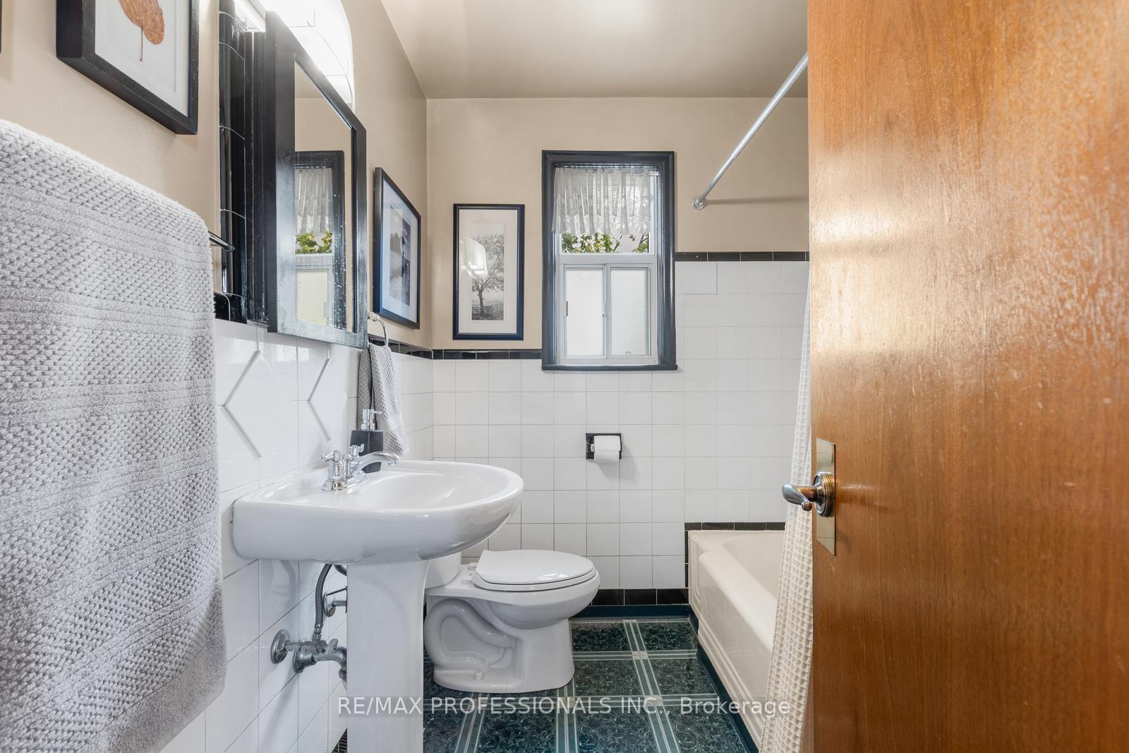 Photo 17 of 122 Treeview Drive, Etobicoke, Alderwood — HOMEH