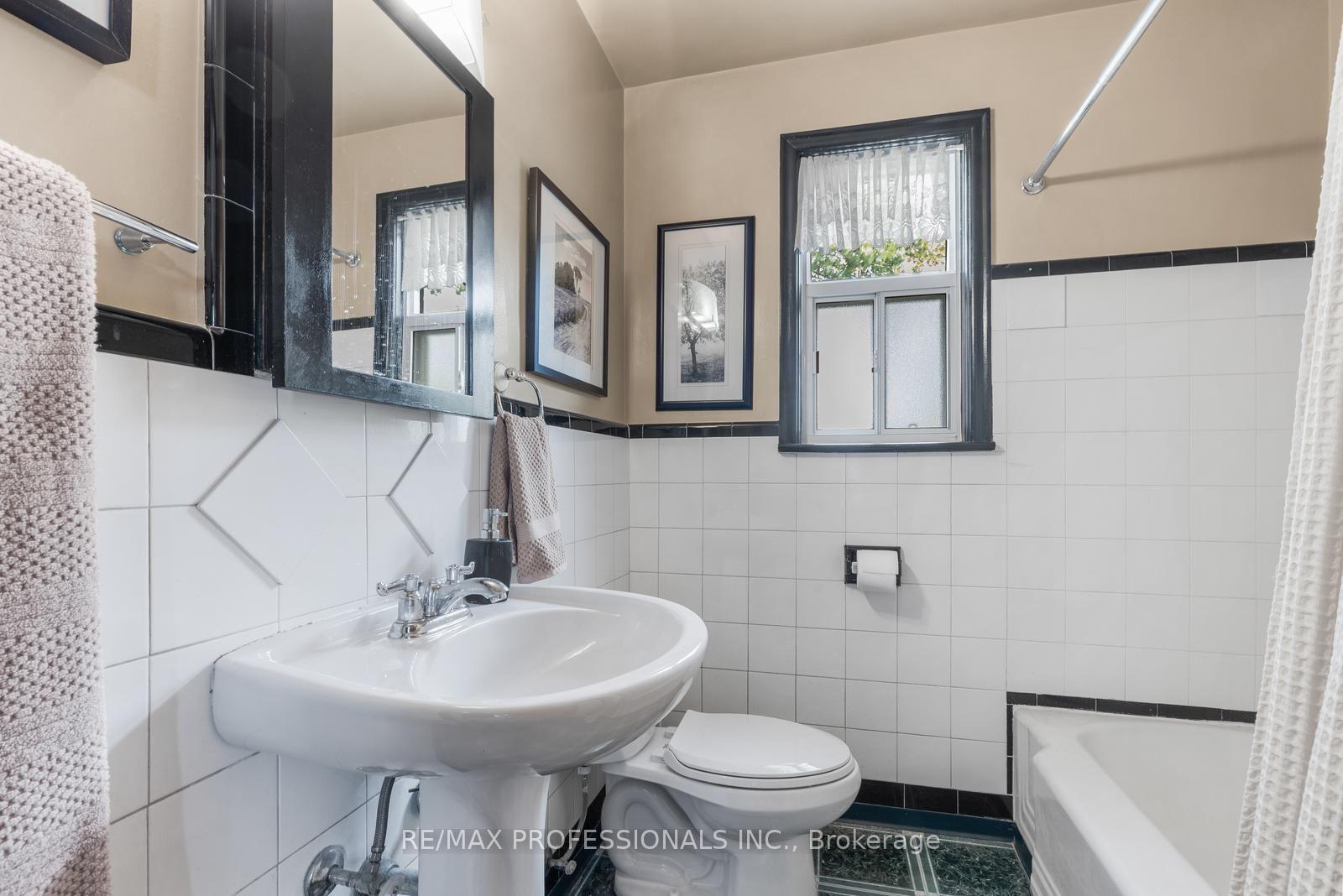 Photo 18 of 122 Treeview Drive, Etobicoke, Alderwood — HOMEH