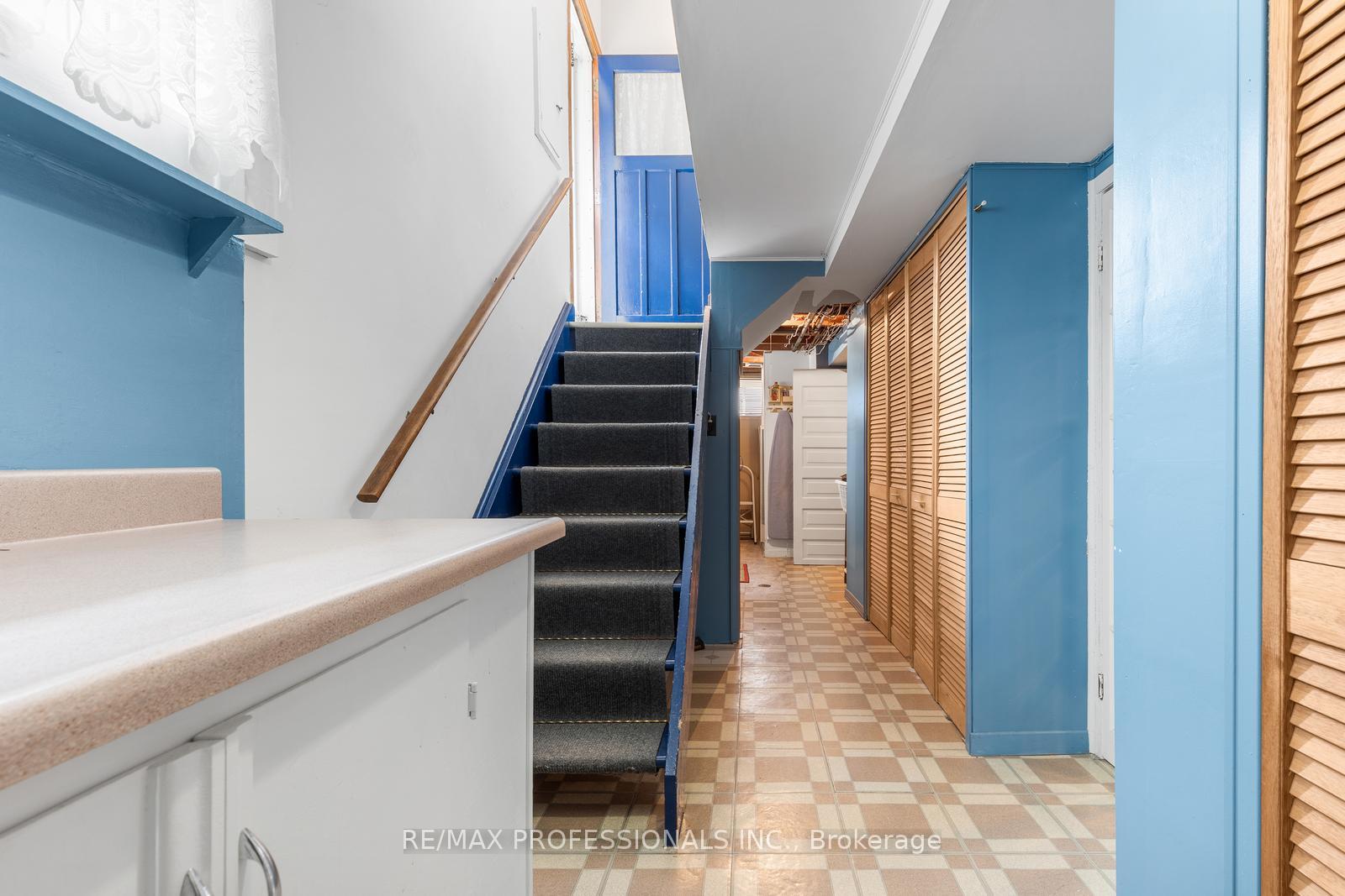 Photo 24 of 122 Treeview Drive, Etobicoke, Alderwood — HOMEH