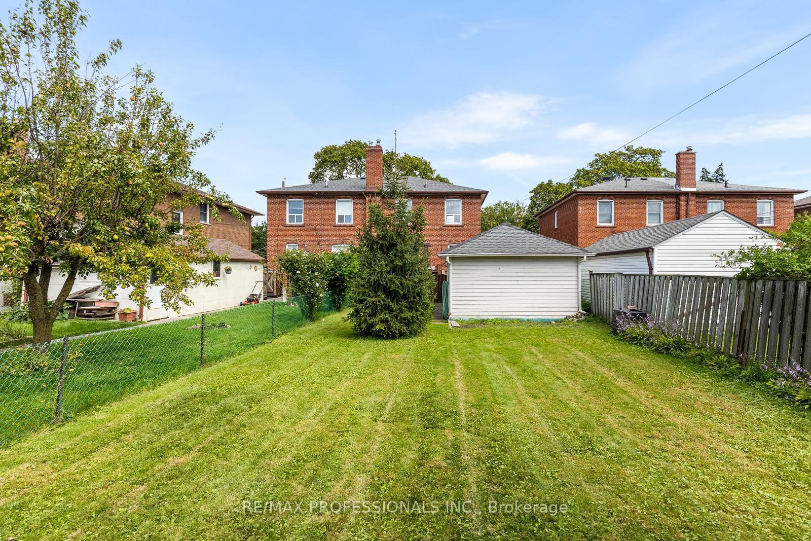 Photo 27 of 122 Treeview Drive, Etobicoke, Alderwood — HOMEH