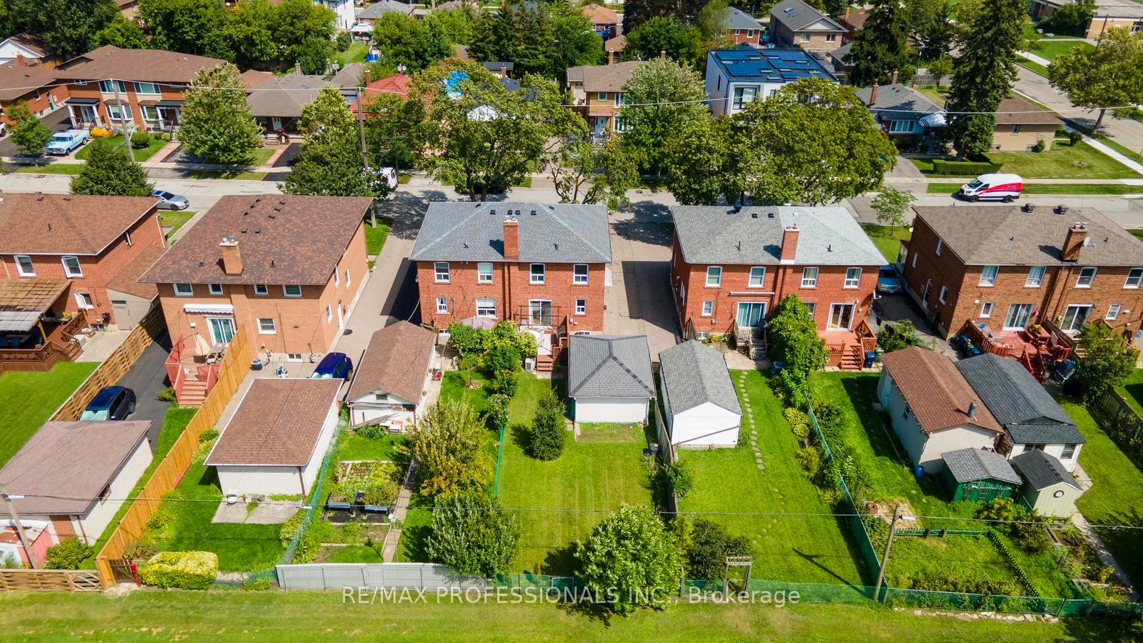 Photo 42 of 122 Treeview Drive, Etobicoke, Alderwood — HOMEH