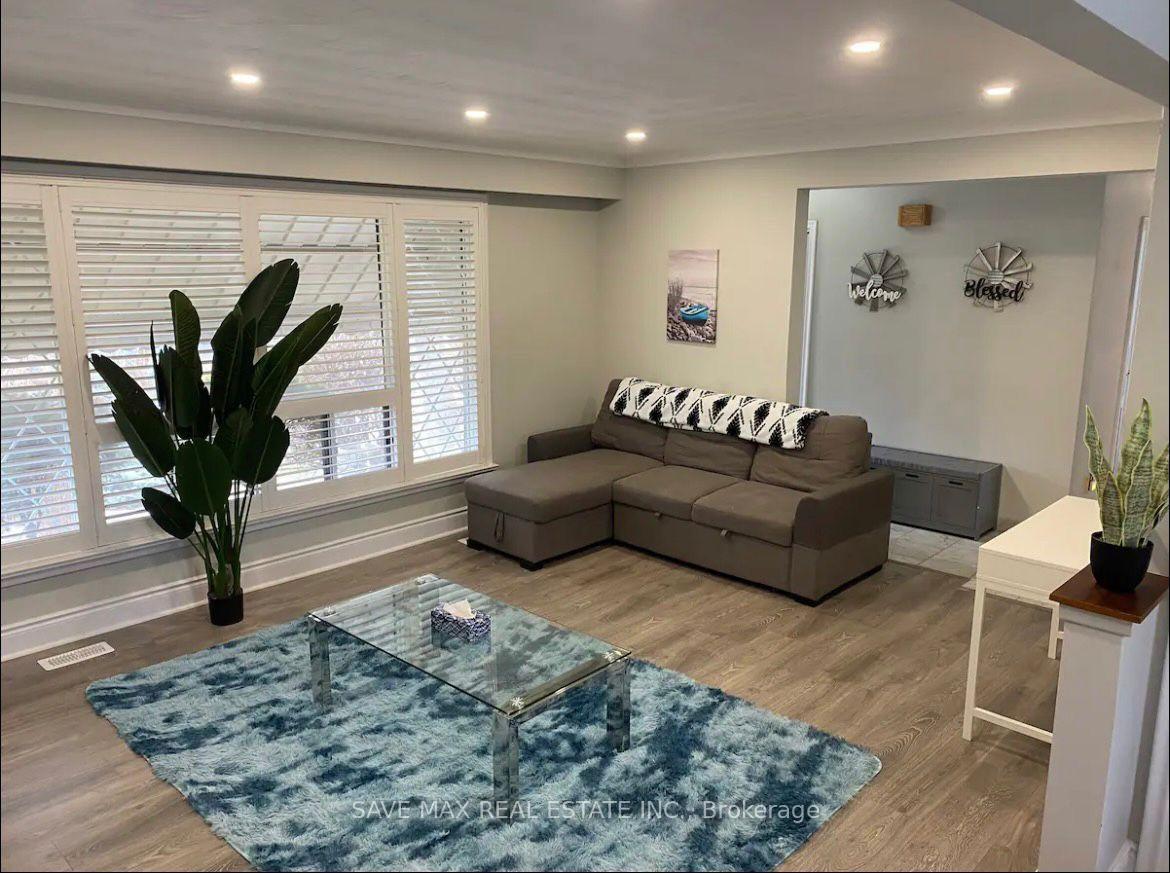 Photo 2 of 561 Weir Avenue, Oakville, Bronte — HOMEH
