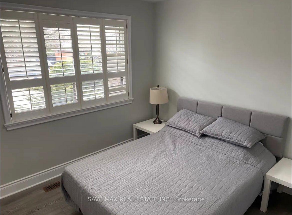 Photo 3 of 561 Weir Avenue, Oakville, Bronte — HOMEH