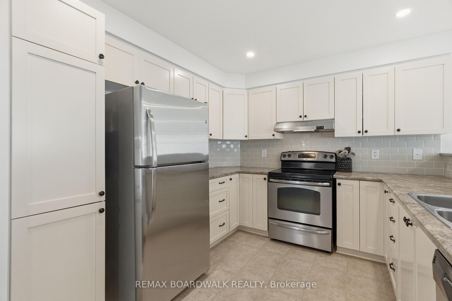 Photo 13 of 107 Caithness Private, Ottawa, Mer Bleue/Bradley Estates/Anderson Park — HOMEH