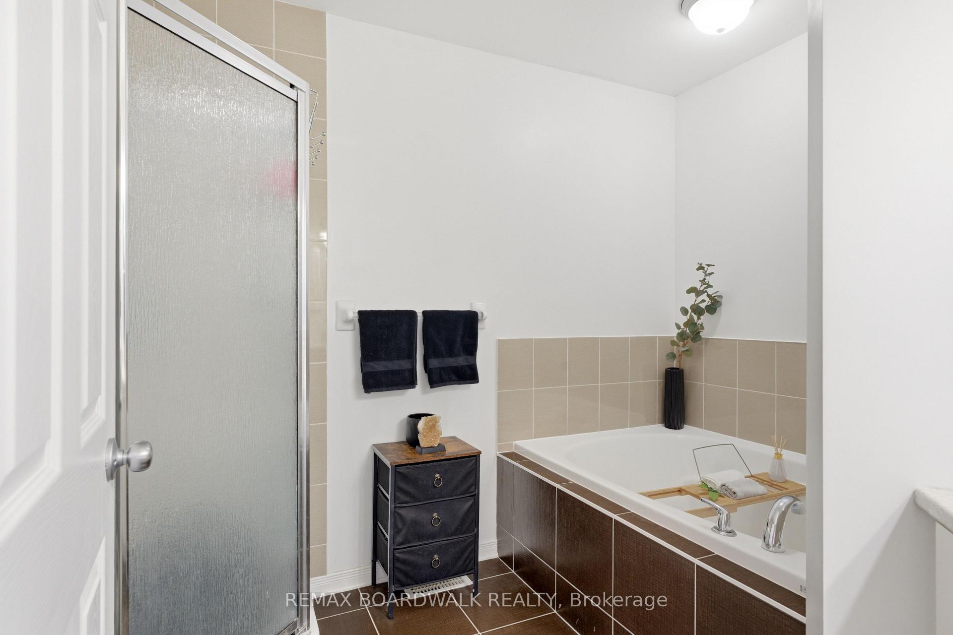 Photo 33 of 107 Caithness Private, Ottawa, Mer Bleue/Bradley Estates/Anderson Park — HOMEH
