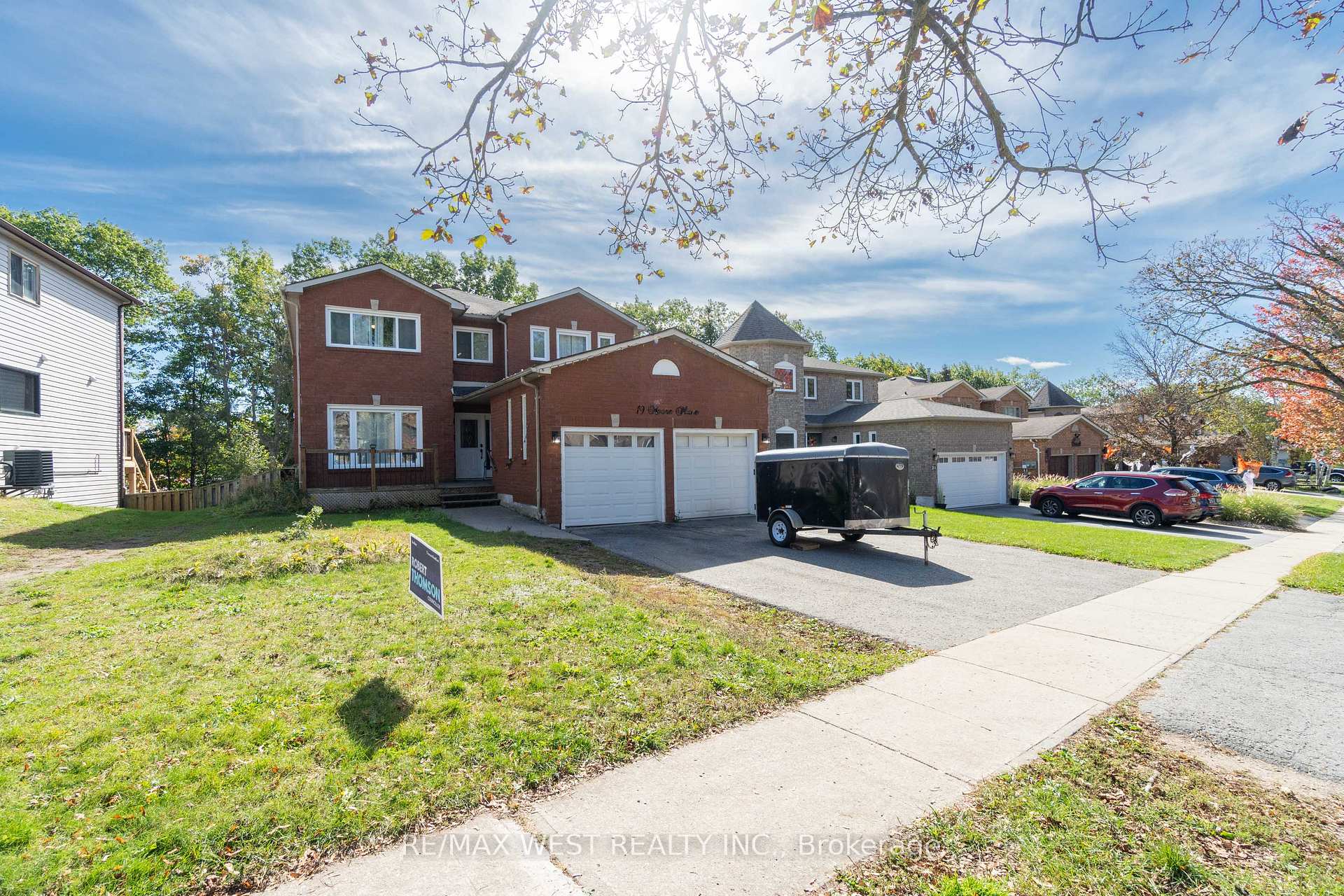 Photo 2 of 19 Moore Place, Barrie, Letitia Heights — HOMEH