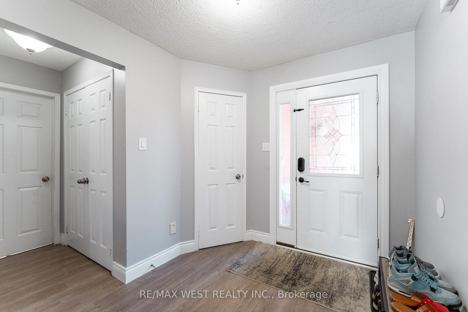 Photo 3 of 19 Moore Place, Barrie, Letitia Heights — HOMEH