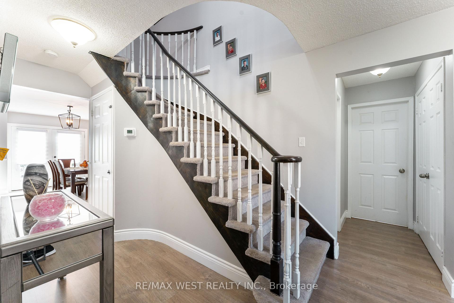 Photo 4 of 19 Moore Place, Barrie, Letitia Heights — HOMEH