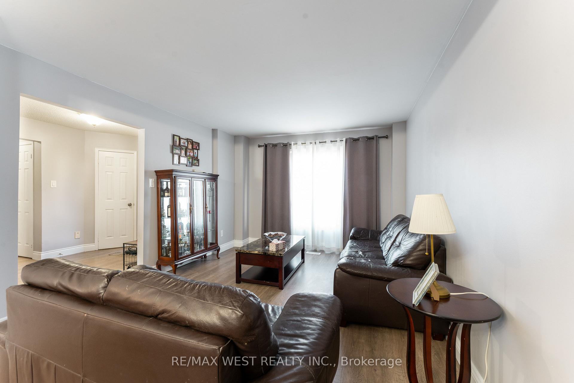Photo 5 of 19 Moore Place, Barrie, Letitia Heights — HOMEH
