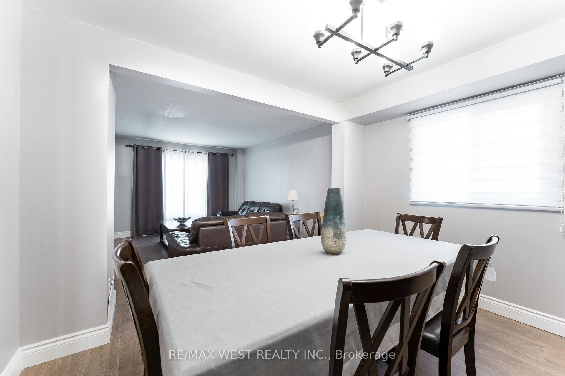 Photo 6 of 19 Moore Place, Barrie, Letitia Heights — HOMEH