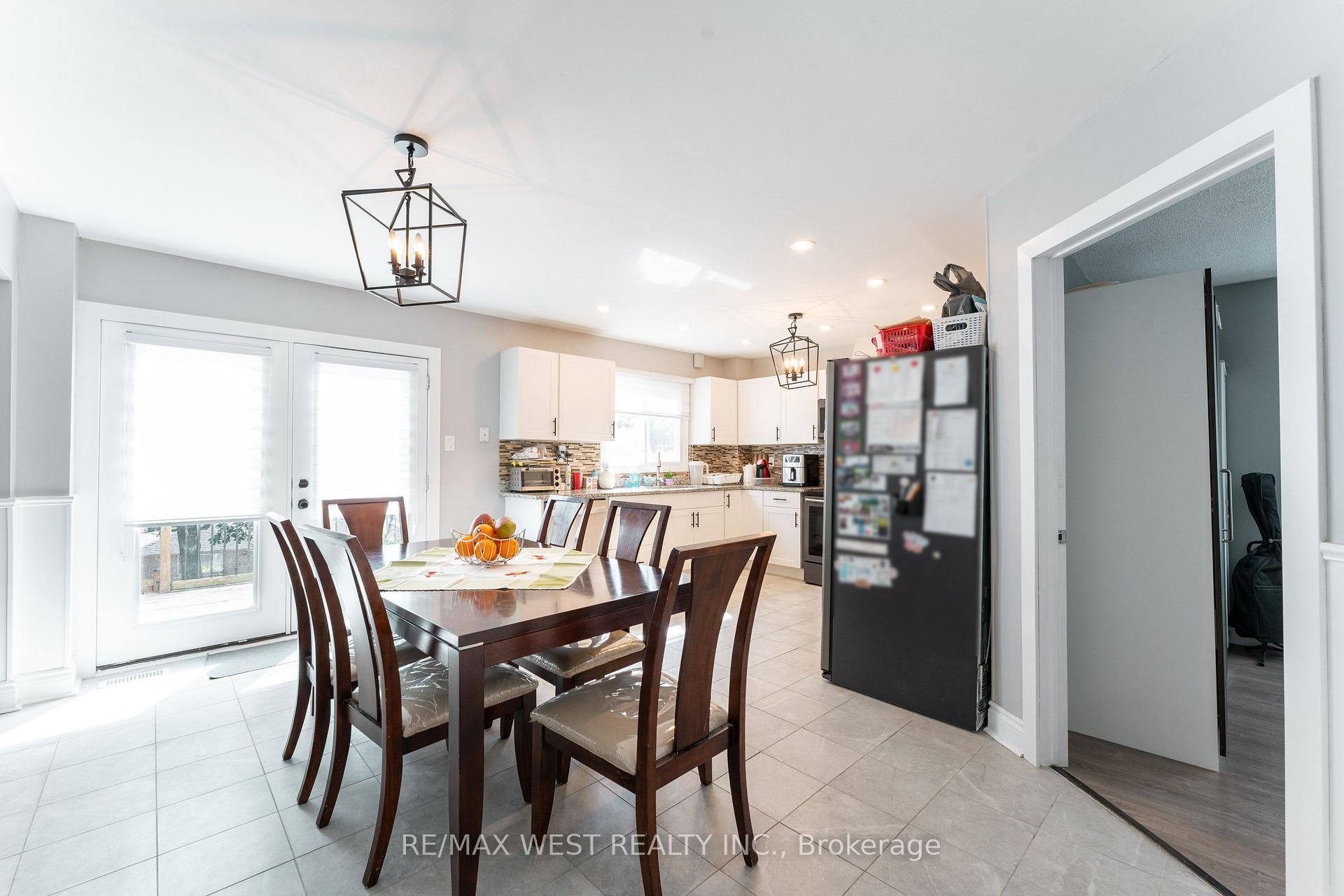 Photo 7 of 19 Moore Place, Barrie, Letitia Heights — HOMEH