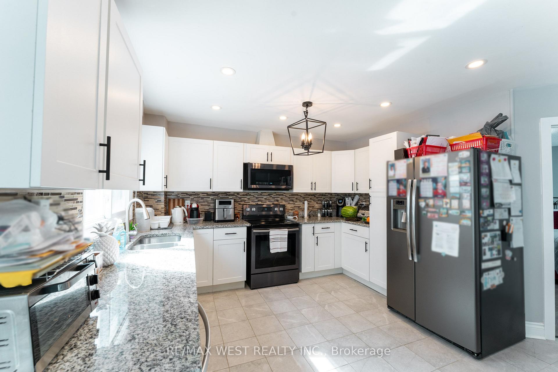 Photo 8 of 19 Moore Place, Barrie, Letitia Heights — HOMEH