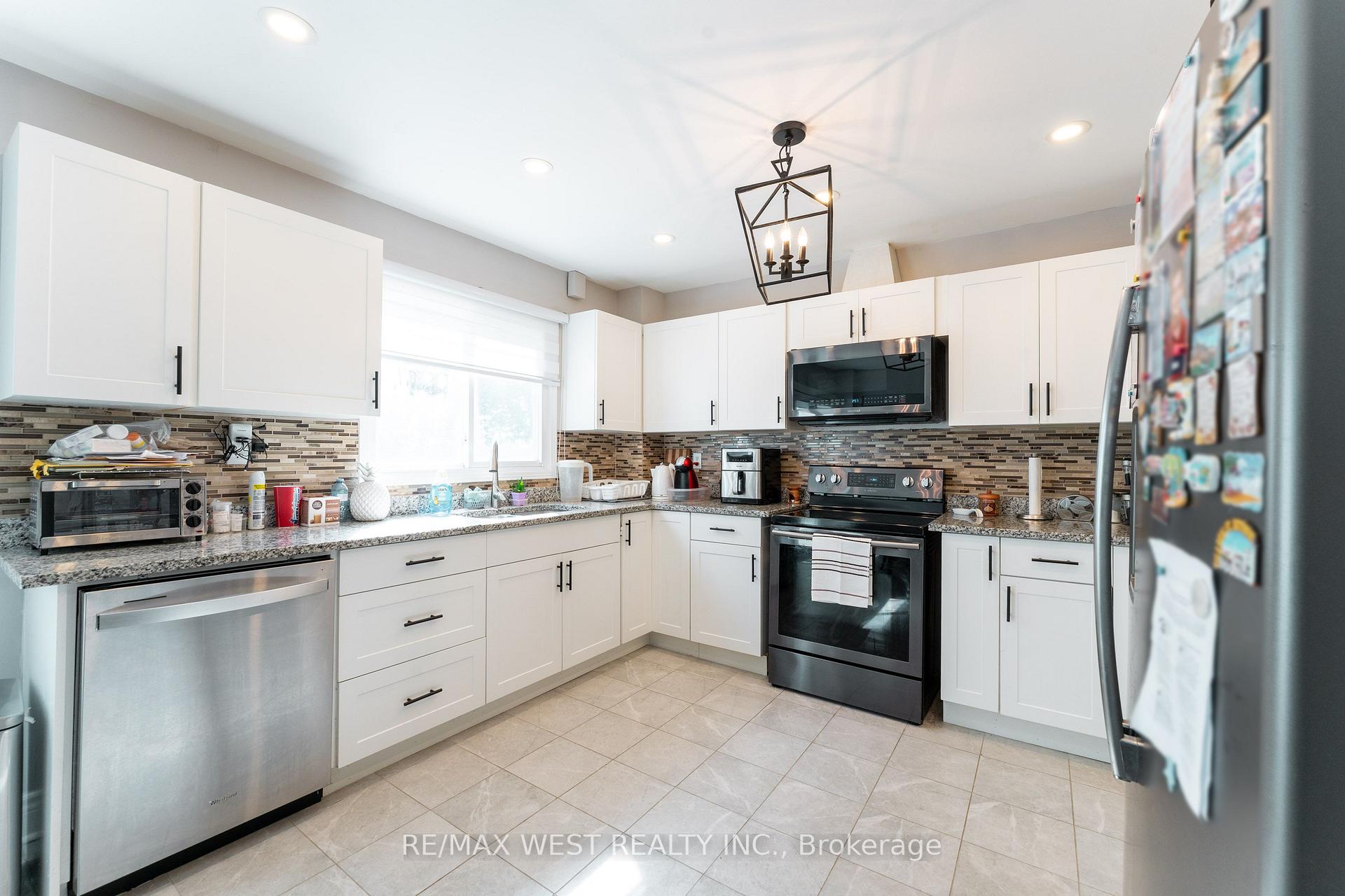Photo 9 of 19 Moore Place, Barrie, Letitia Heights — HOMEH