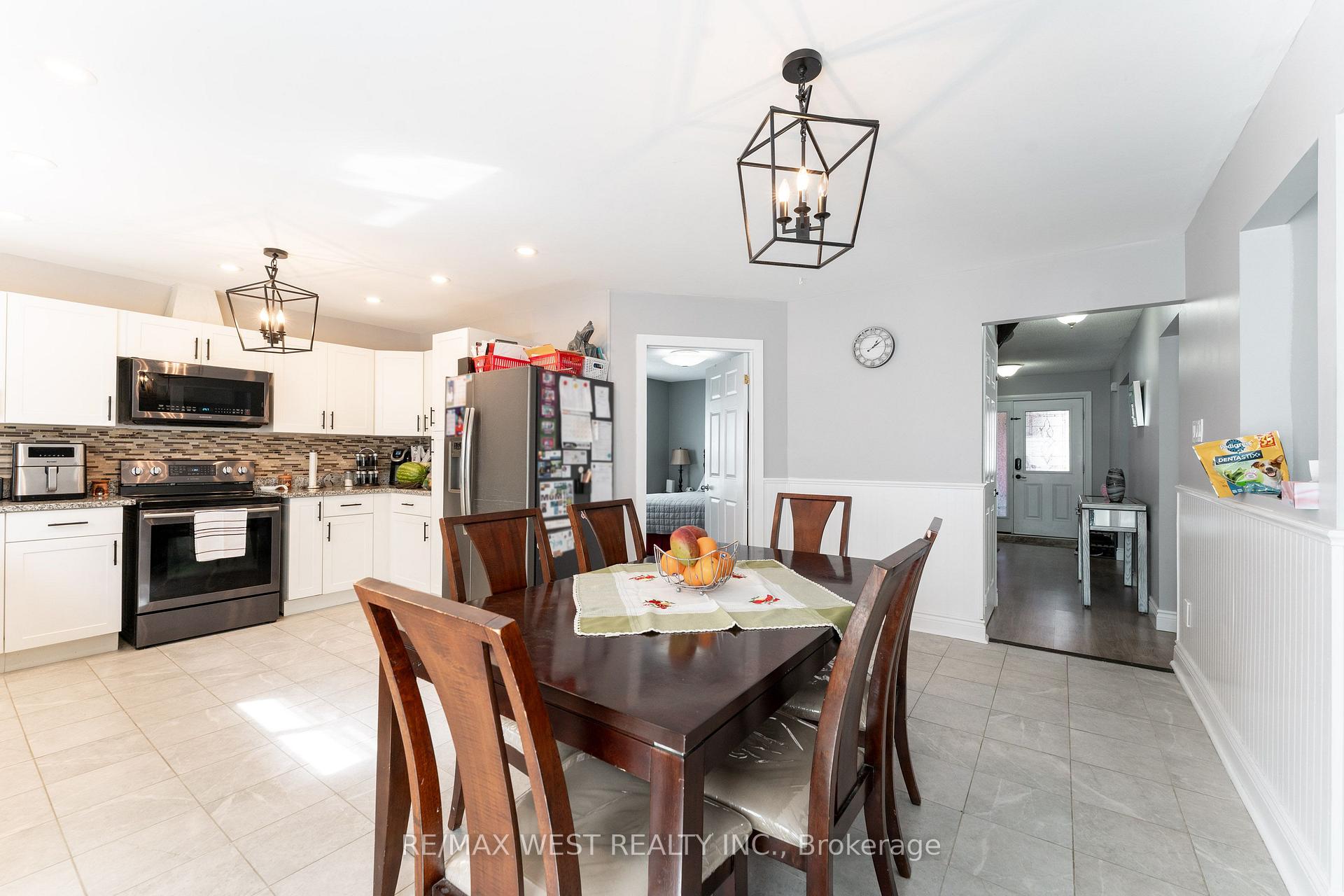 Photo 10 of 19 Moore Place, Barrie, Letitia Heights — HOMEH