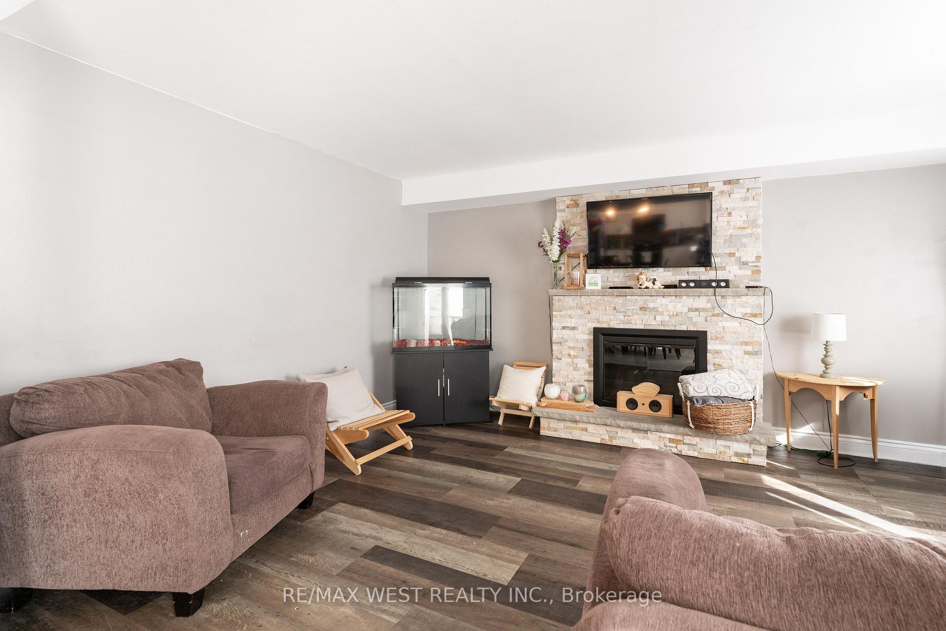 Photo 11 of 19 Moore Place, Barrie, Letitia Heights — HOMEH