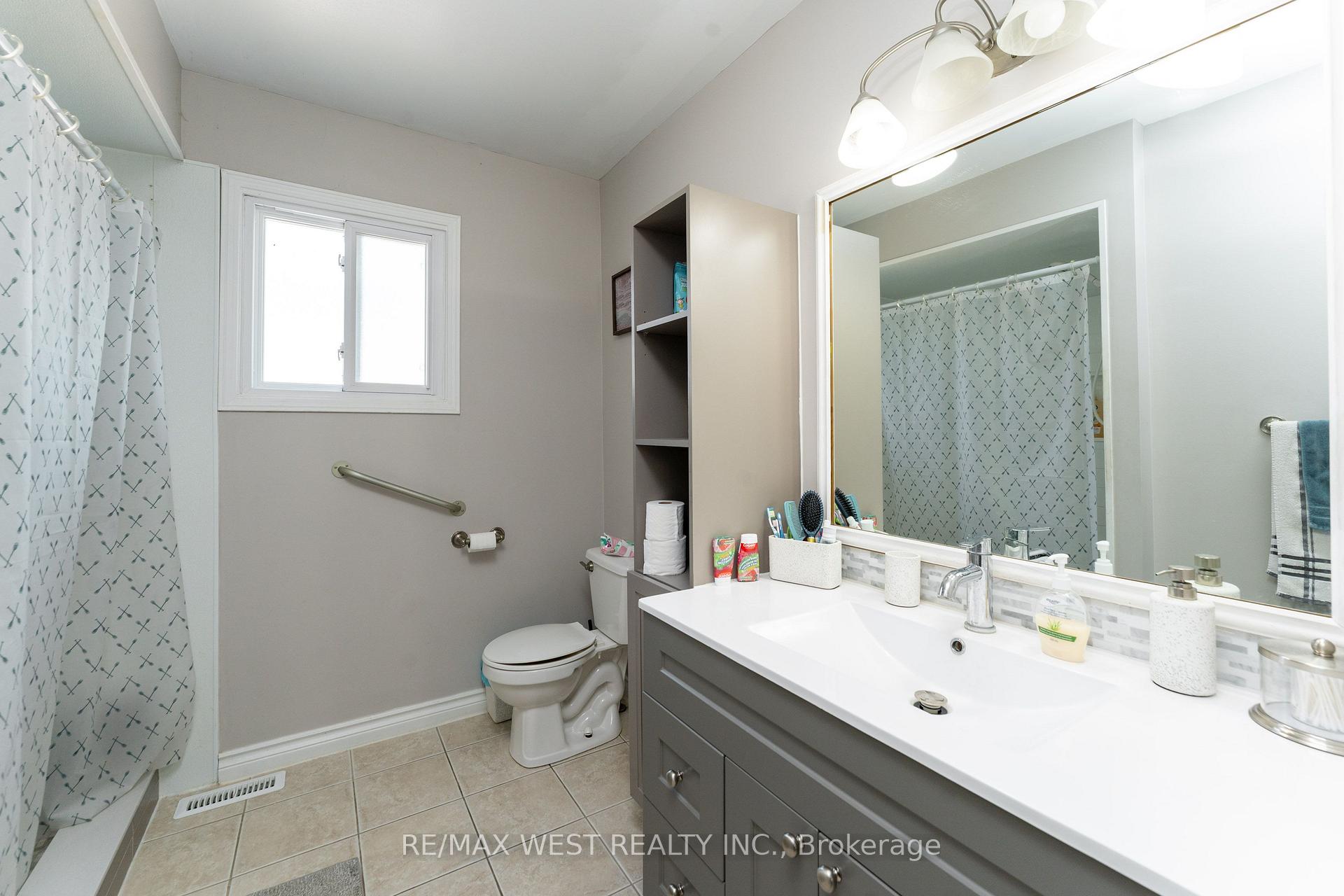 Photo 15 of 19 Moore Place, Barrie, Letitia Heights — HOMEH