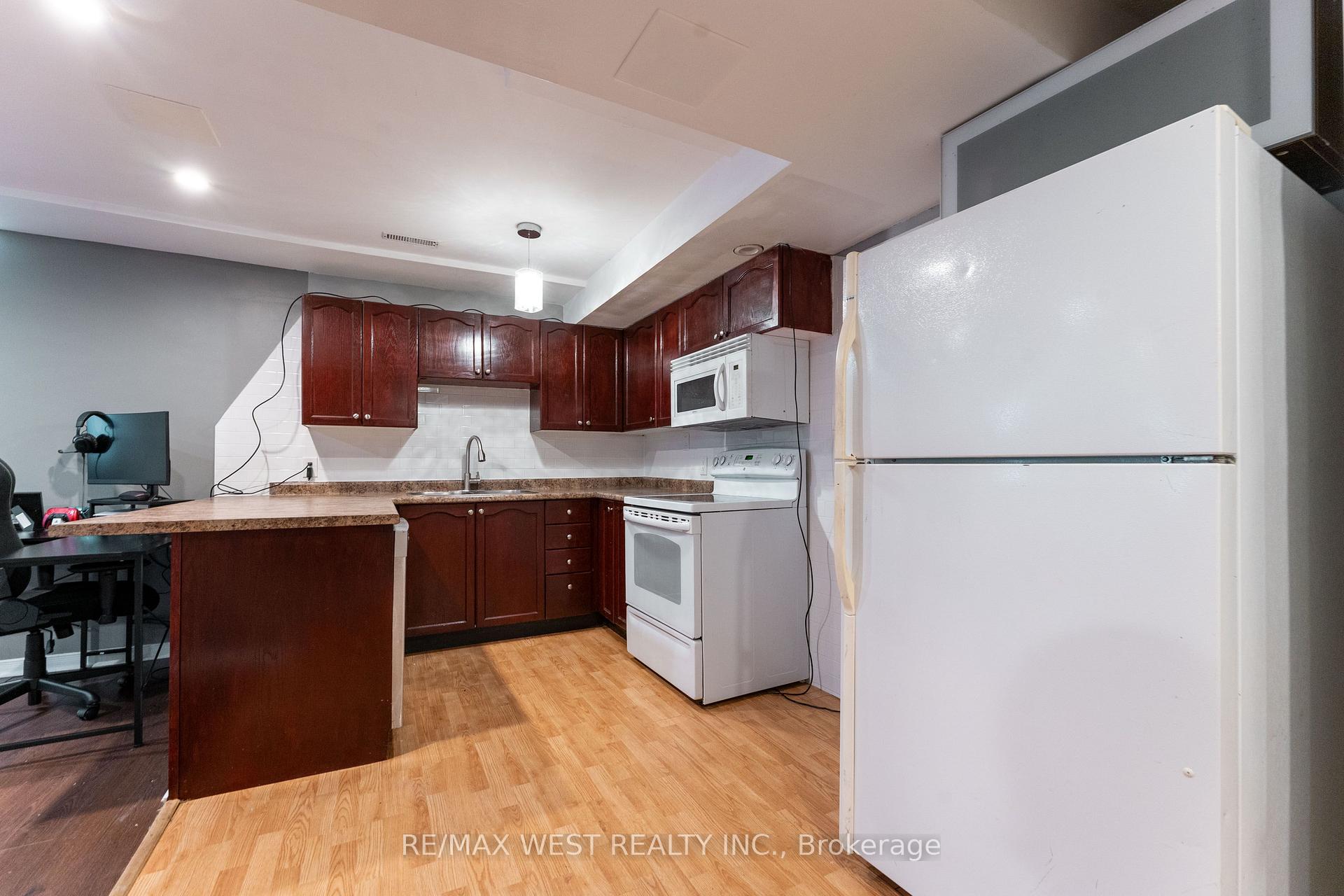 Photo 20 of 19 Moore Place, Barrie, Letitia Heights — HOMEH